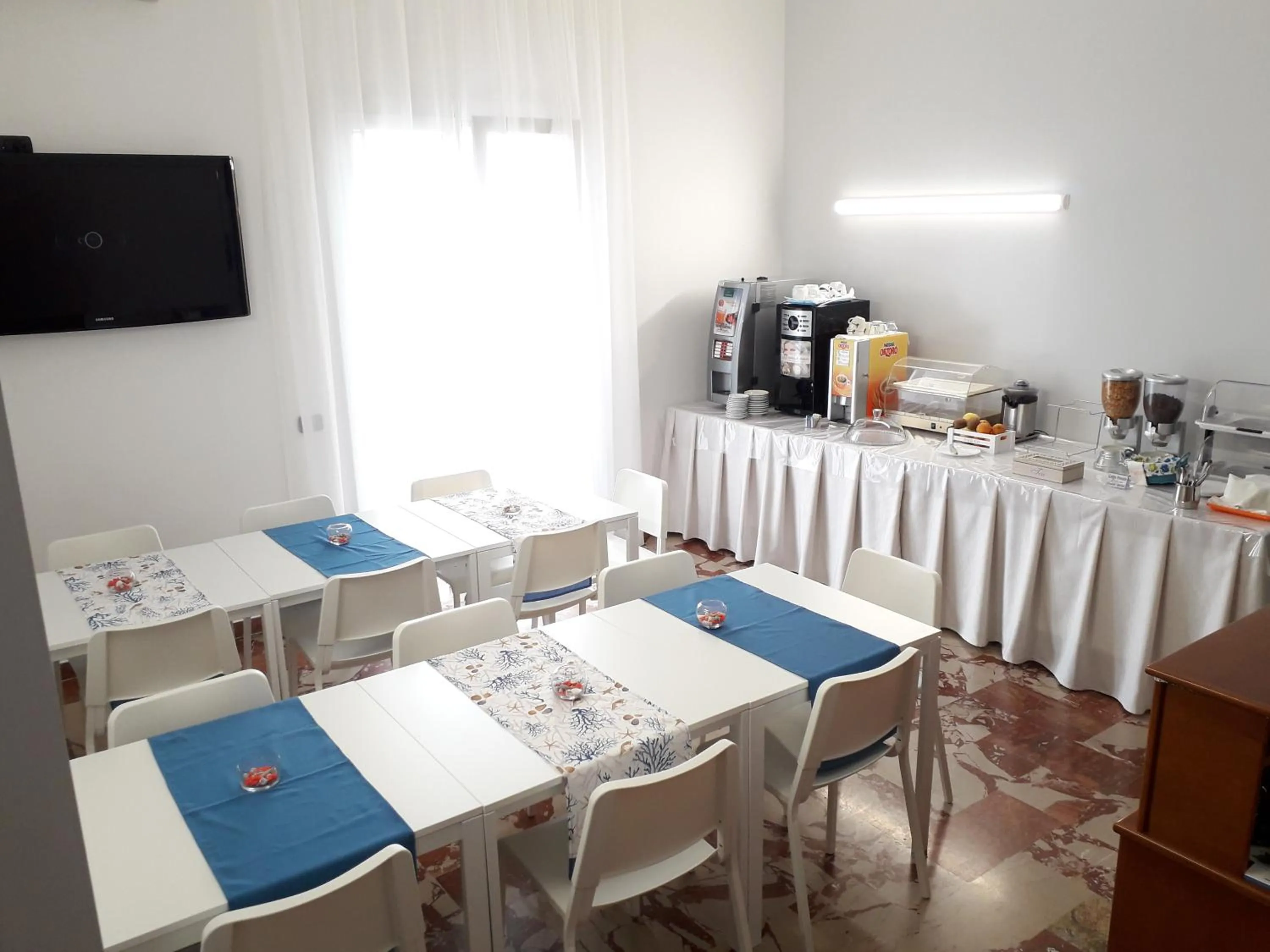 Communal lounge/ TV room in B&B L'Isola