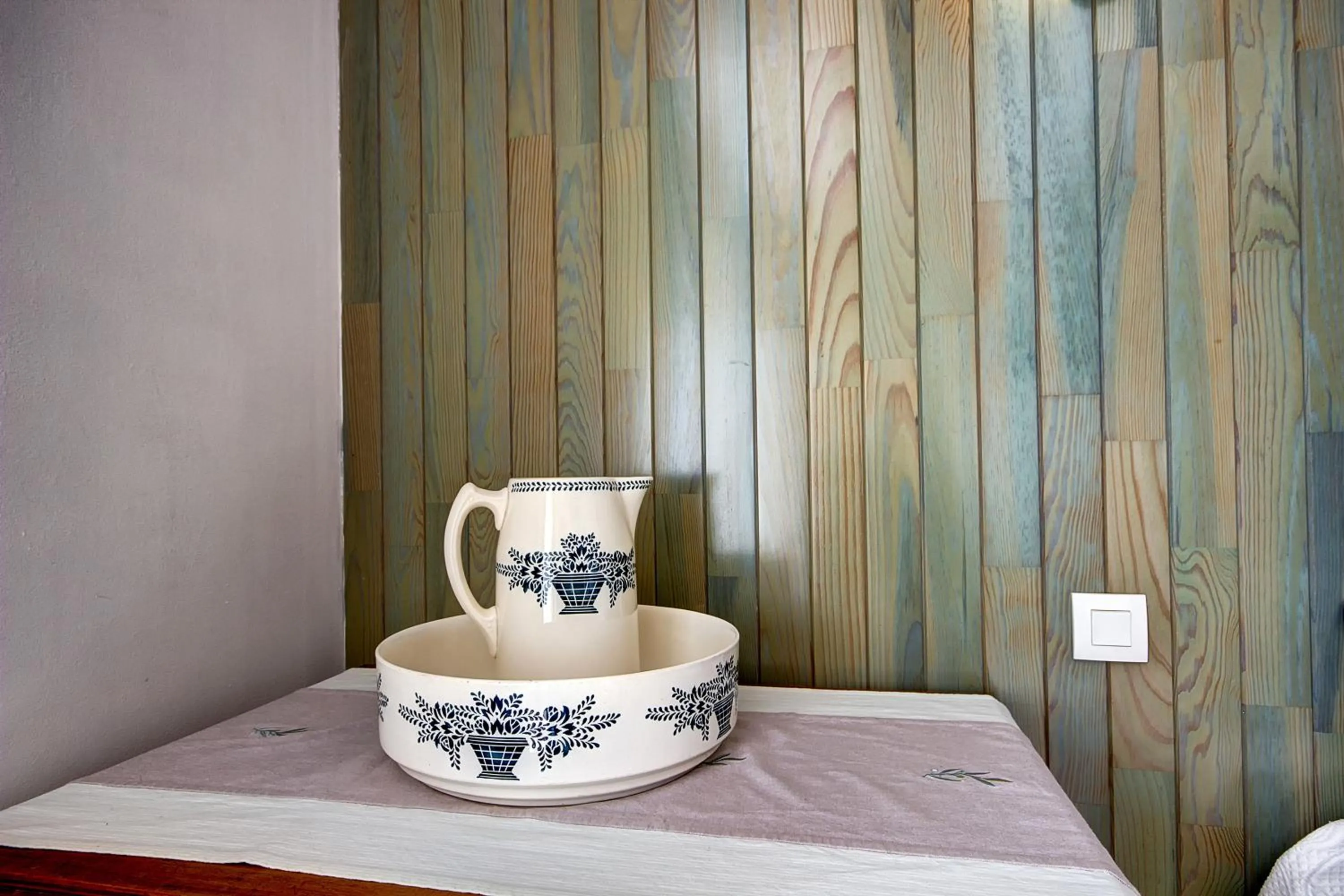 Decorative detail, Bed in A la Ferme de Kervihern