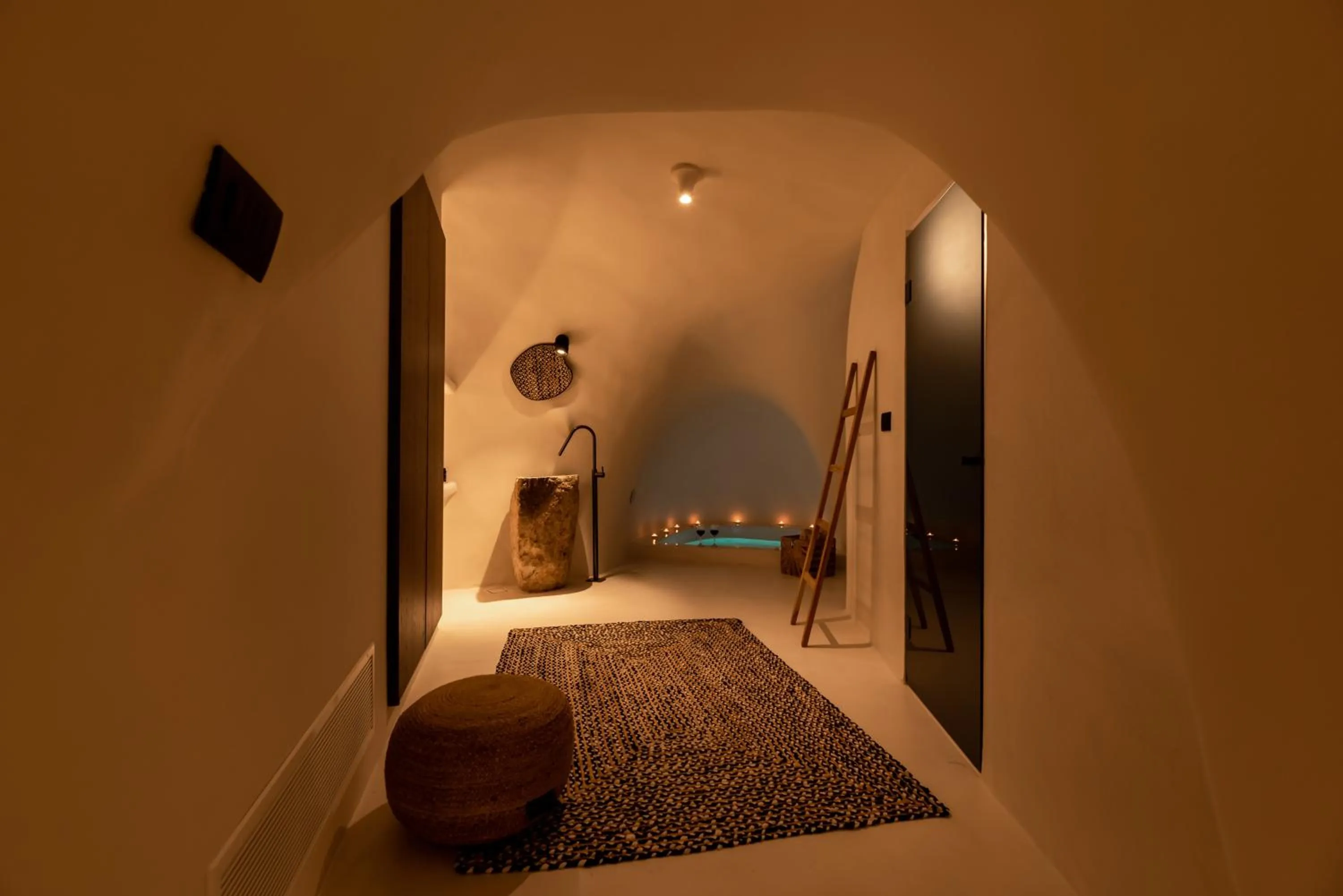 Photo of the whole room, Bed in Twenty One Suites