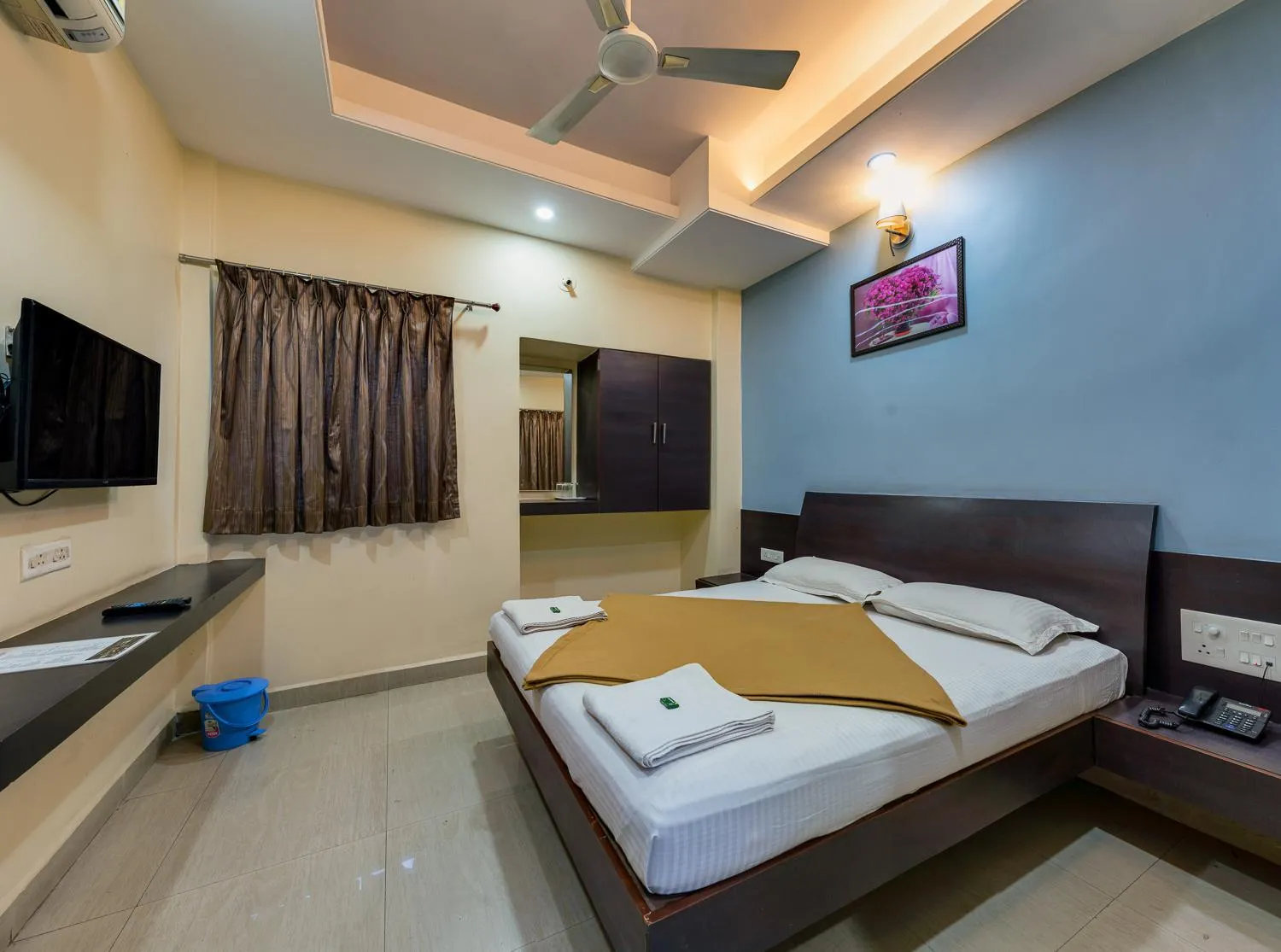 TV and multimedia, Bed in Hotel RadhaKrishna-Couple Friendly