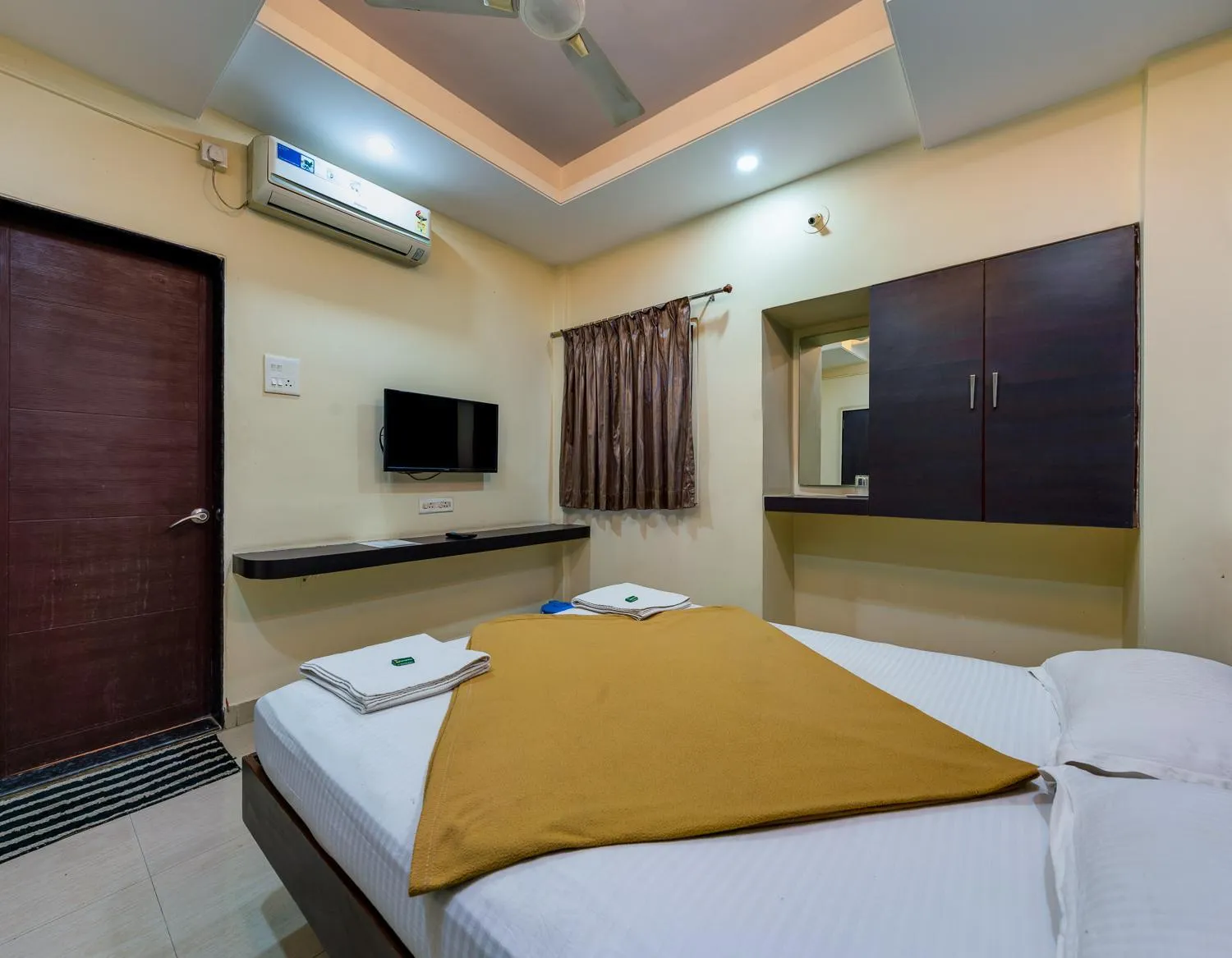 Bed in Hotel RadhaKrishna-Couple Friendly