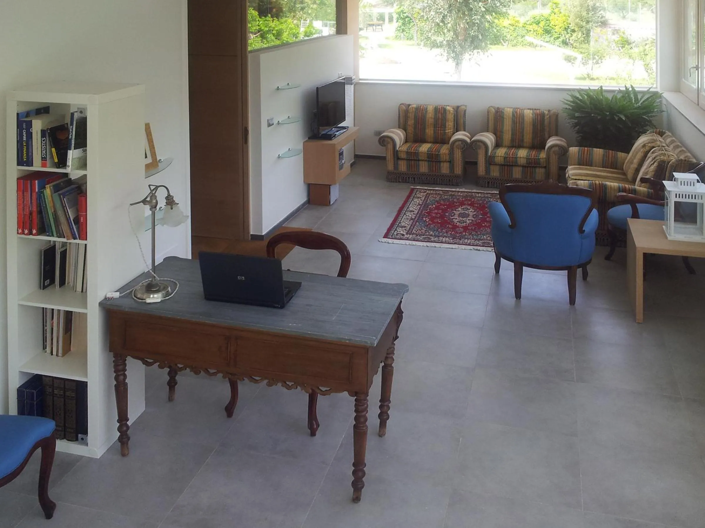 Communal lounge/ TV room in Alfieri Cottage