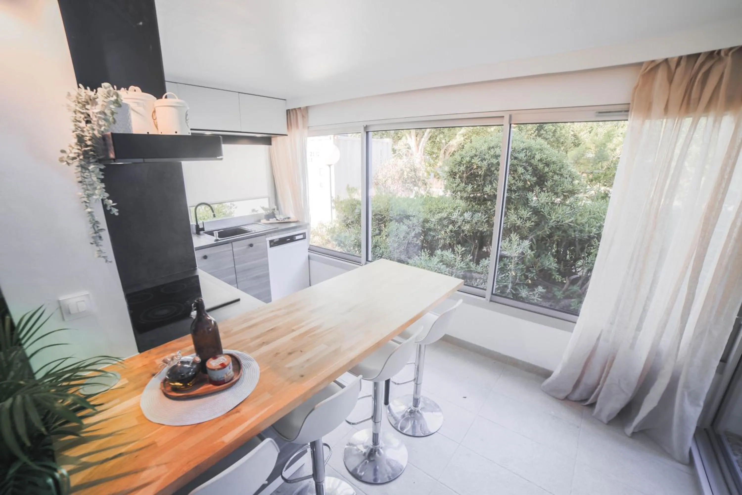 Kitchen or kitchenette in T3- un Oasis rénové et climatisé au centre de LGM