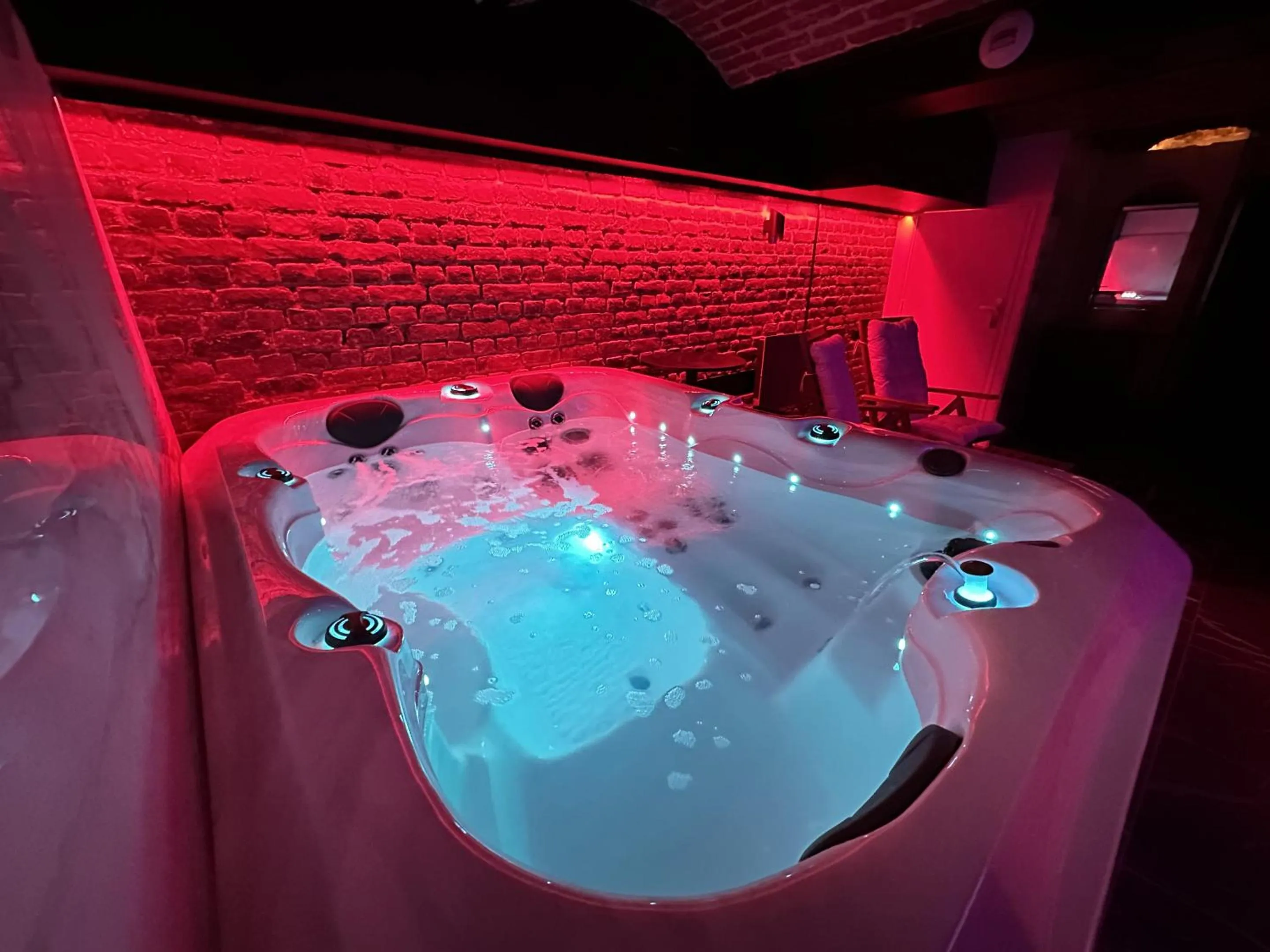 Hot Tub in Le Bijou - Appartement, Sauna et Jacuzzi - Lille