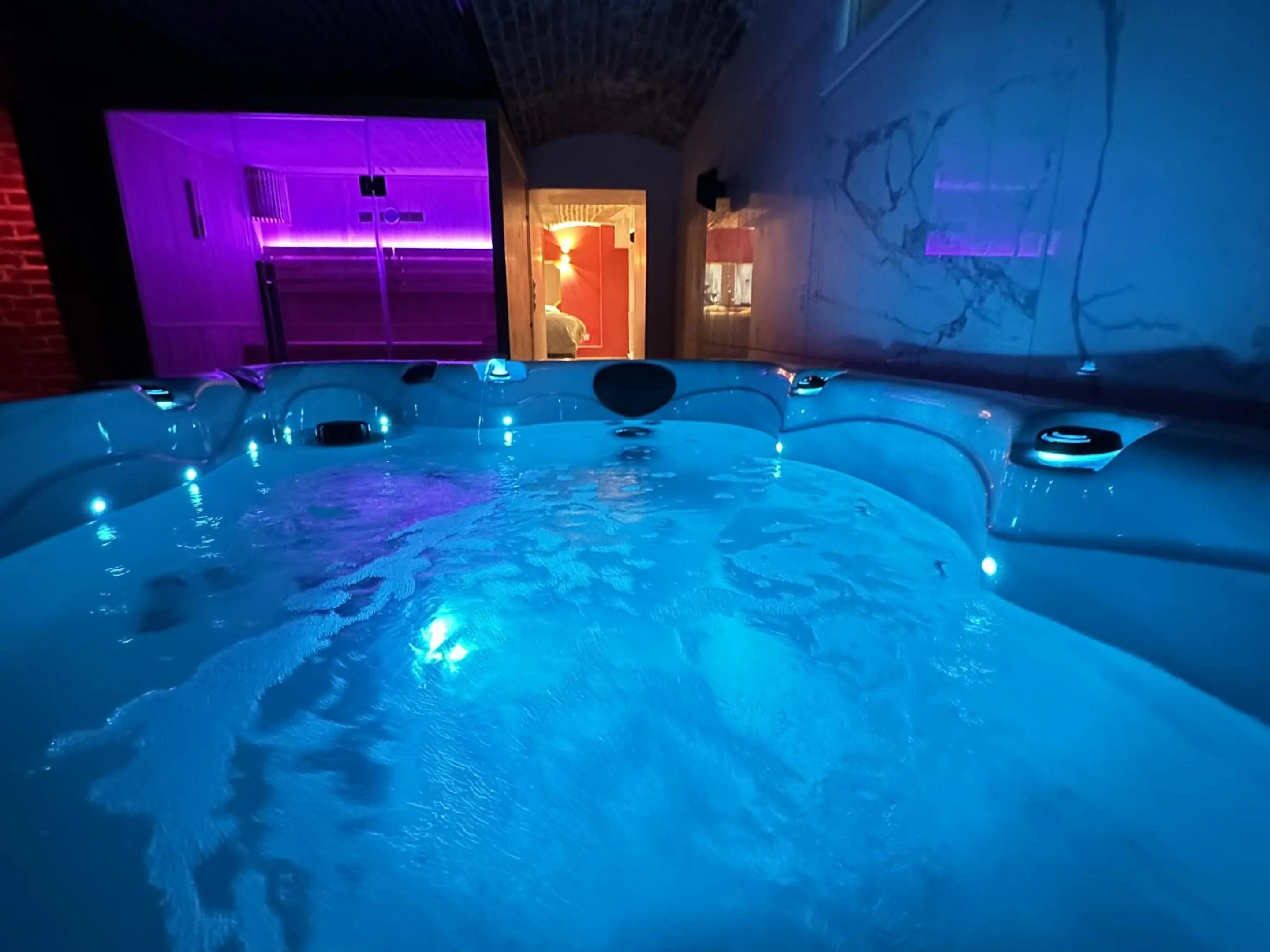Hot Tub in Le Bijou - Appartement, Sauna et Jacuzzi - Lille