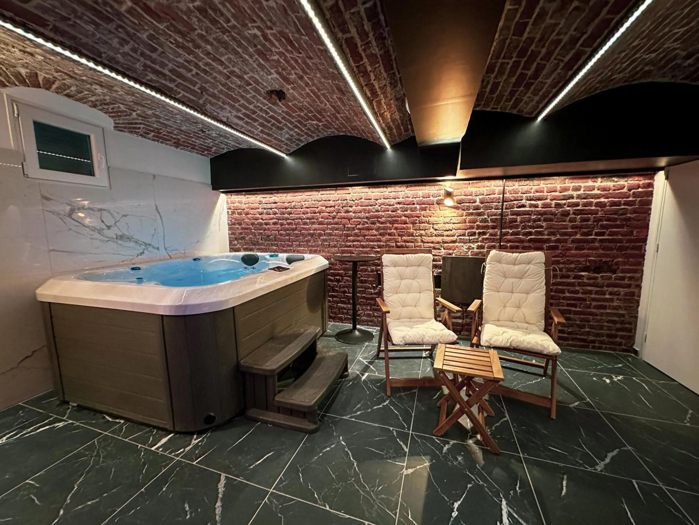 Hot Tub in Le Bijou - Appartement, Sauna et Jacuzzi - Lille