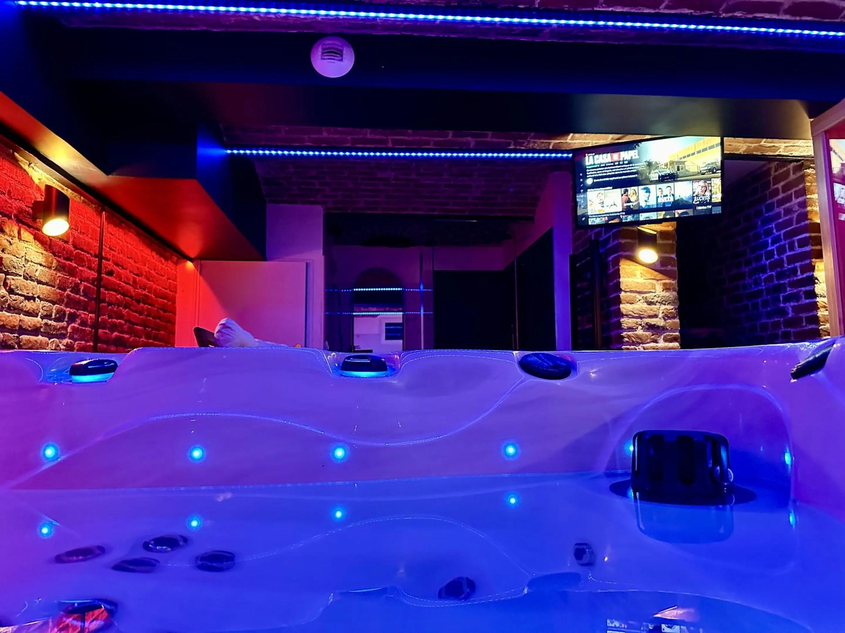 Hot Tub in Le Bijou - Appartement, Sauna et Jacuzzi - Lille