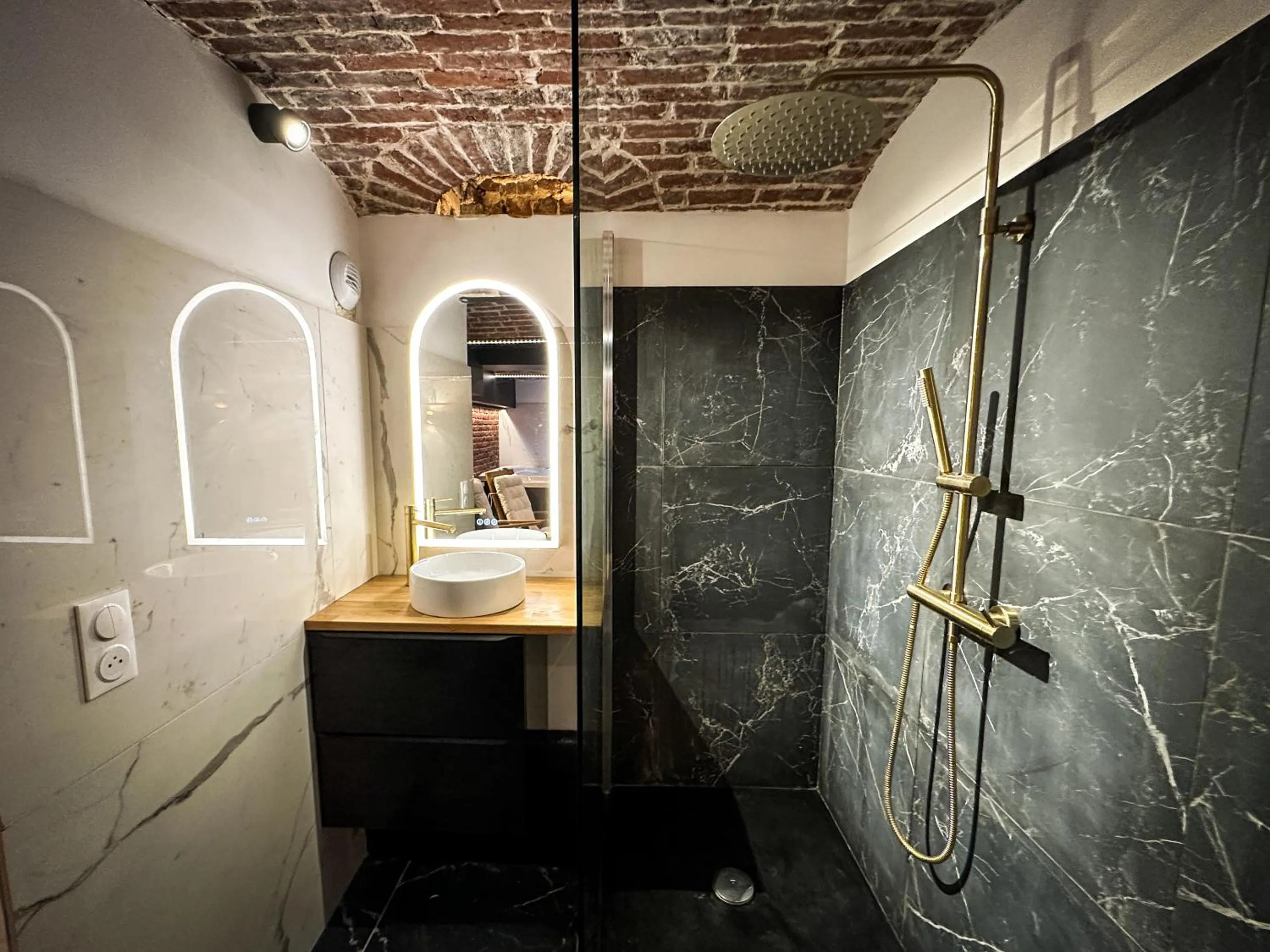 Bathroom in Le Bijou - Appartement, Sauna et Jacuzzi - Lille
