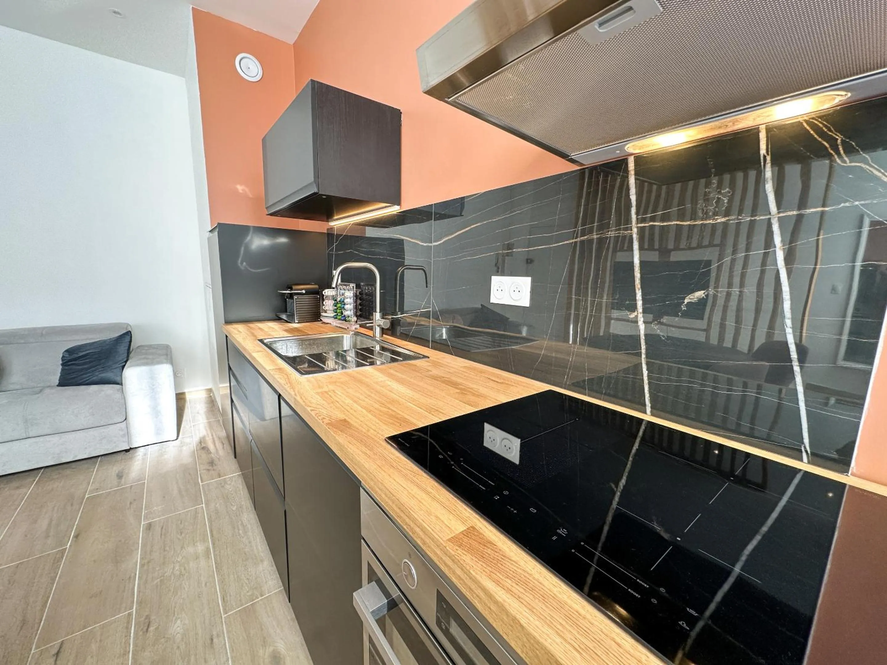 Kitchen or kitchenette in Le Bijou - Appartement, Sauna et Jacuzzi - Lille