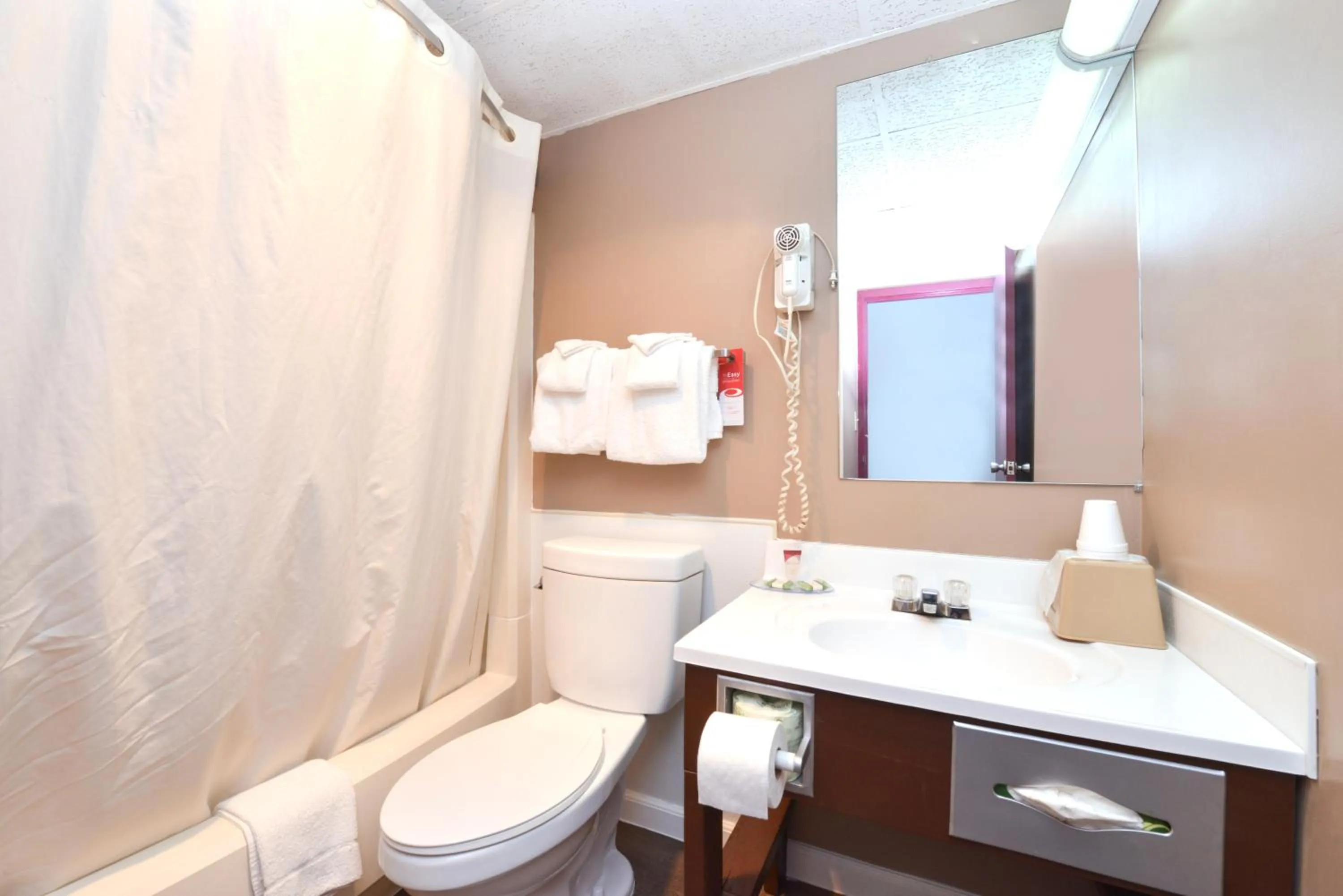 Bathroom in Country Garden & Suites