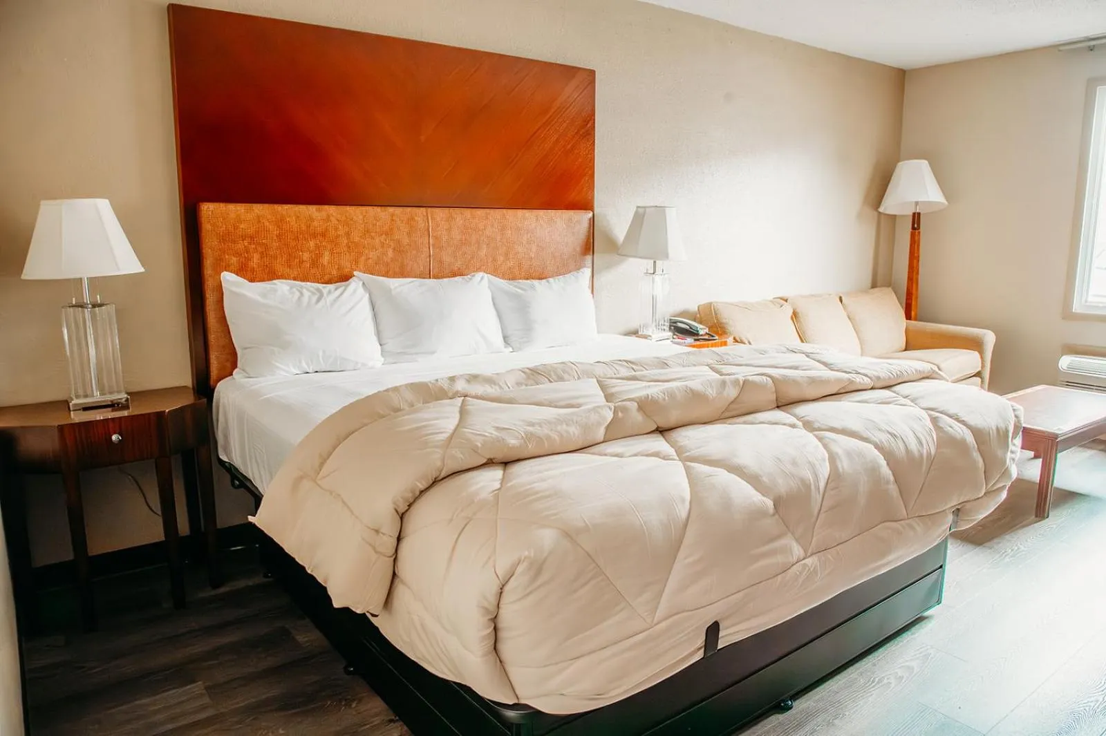 Bed in Country Garden & Suites