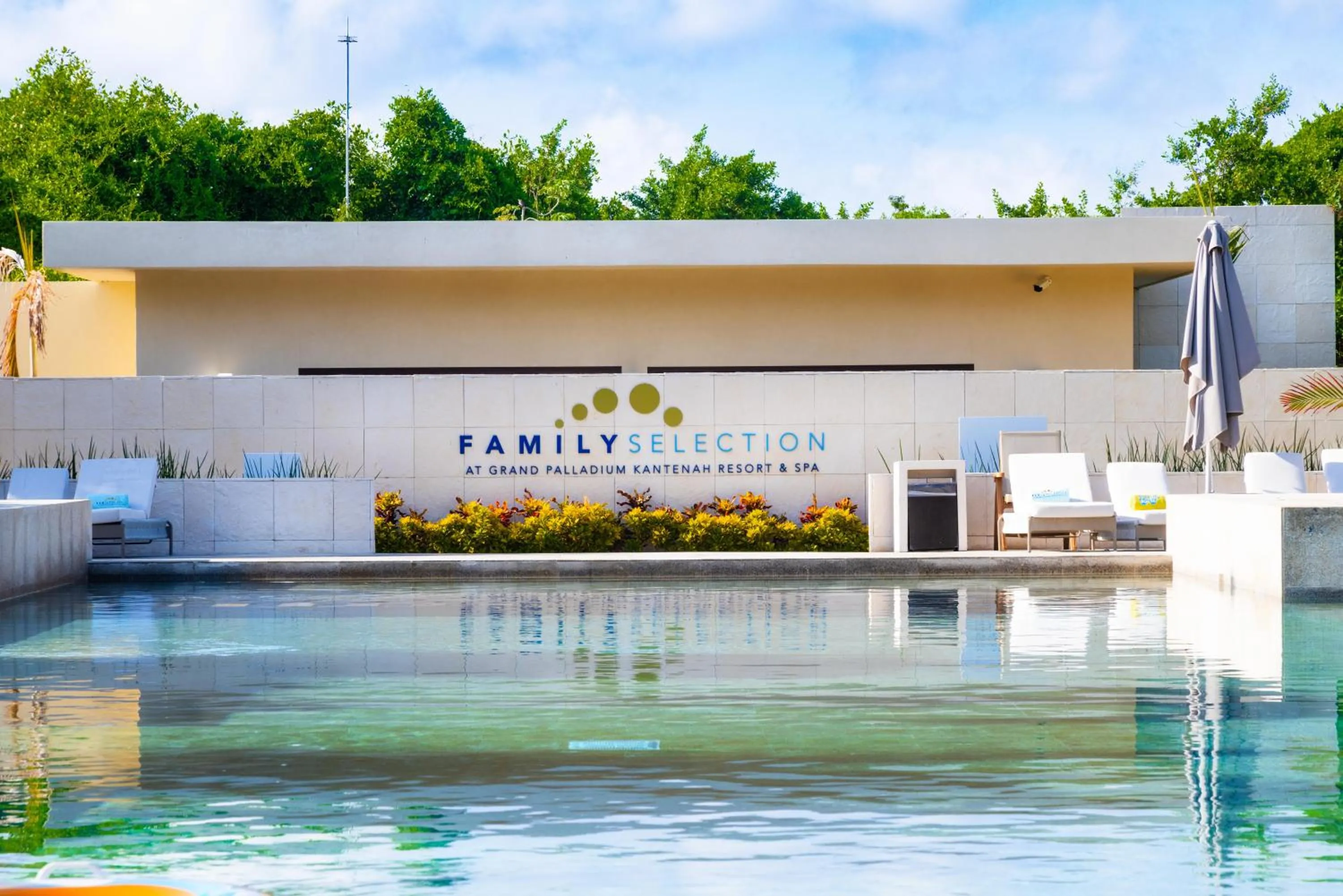 Swimming pool in Family Selection at Grand Palladium Kantenah Resort & Spa - All Inclusive