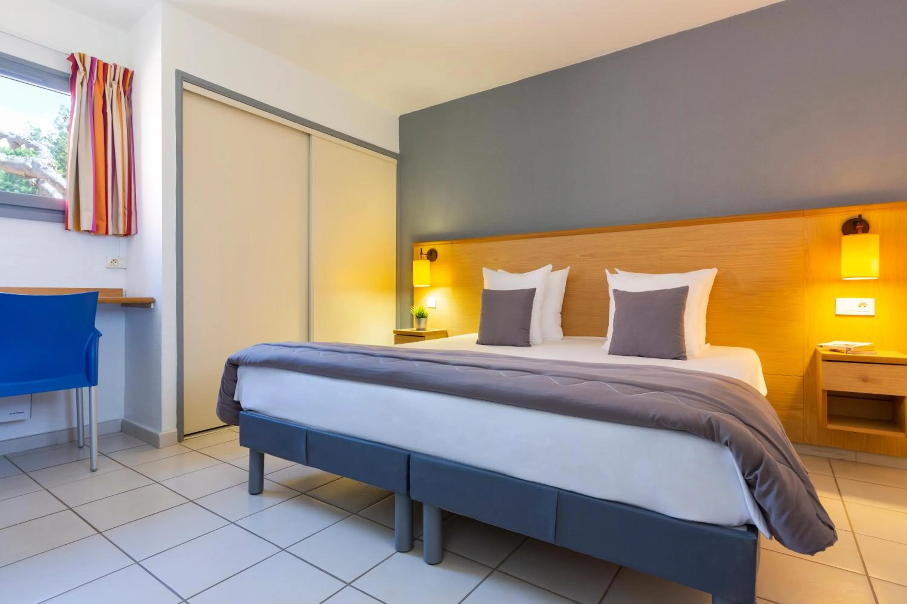 Bedroom, Bed in SOWELL HÔTELS Les Jardins du Cap