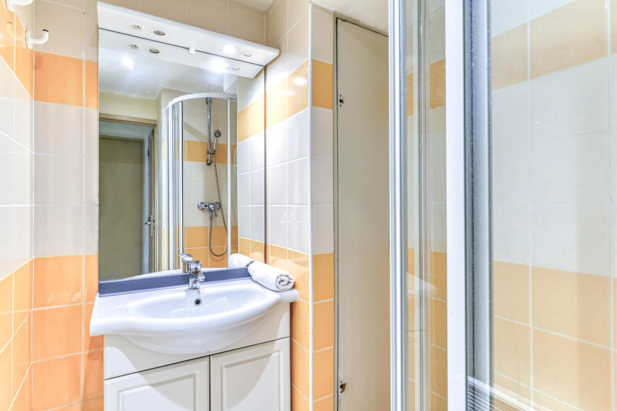 Bathroom in SOWELL HÔTELS Les Jardins du Cap