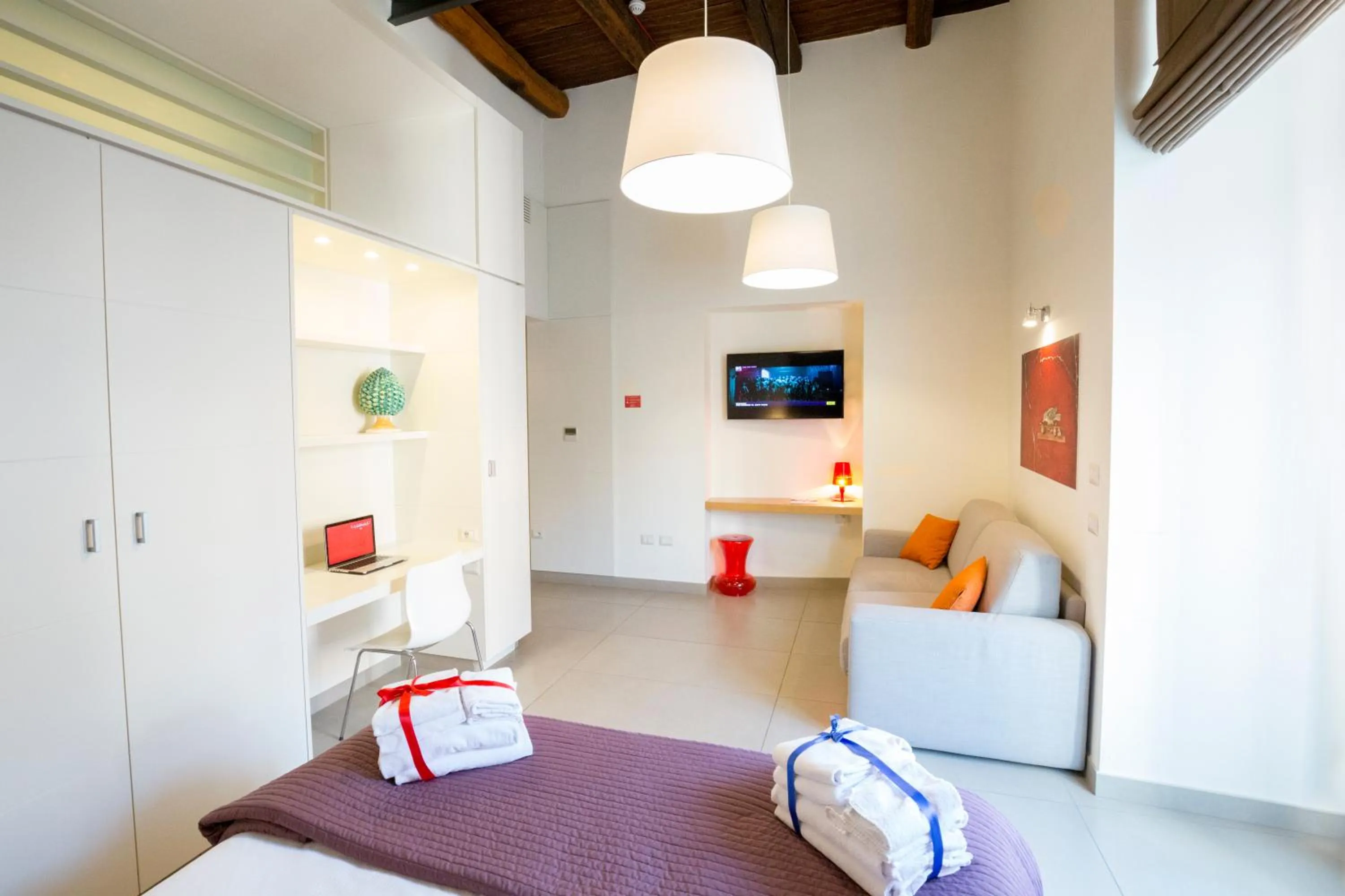 Photo of the whole room, Bed in Napolart