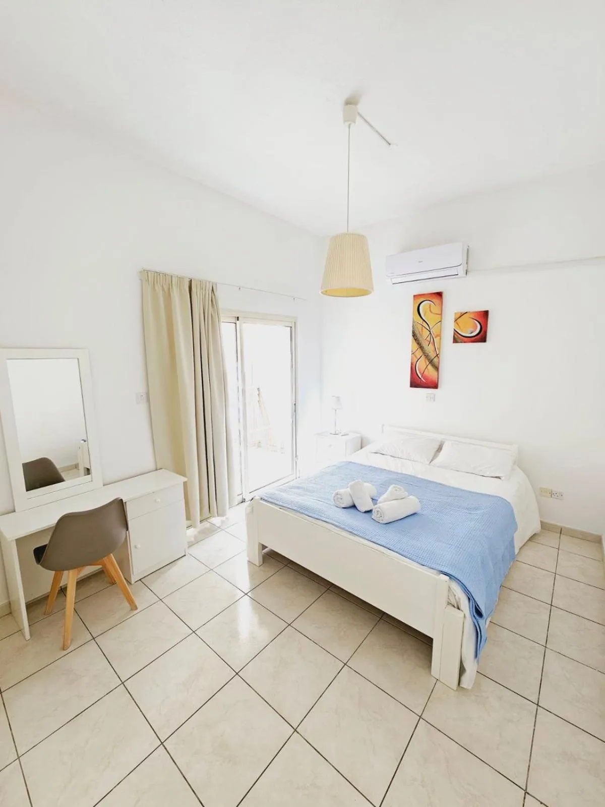 Bed in Stephanie City Apartments