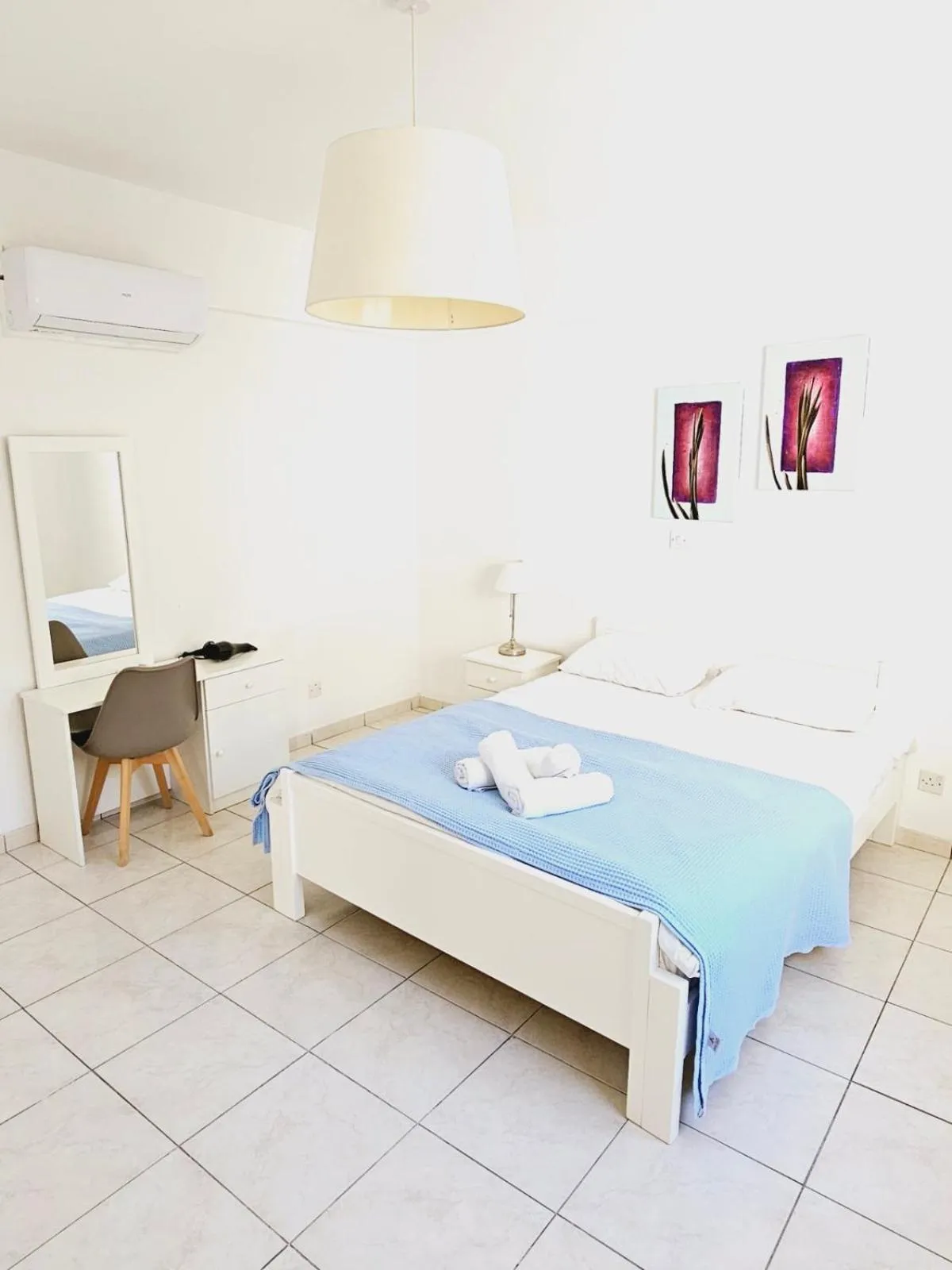 Bed in Stephanie City Apartments