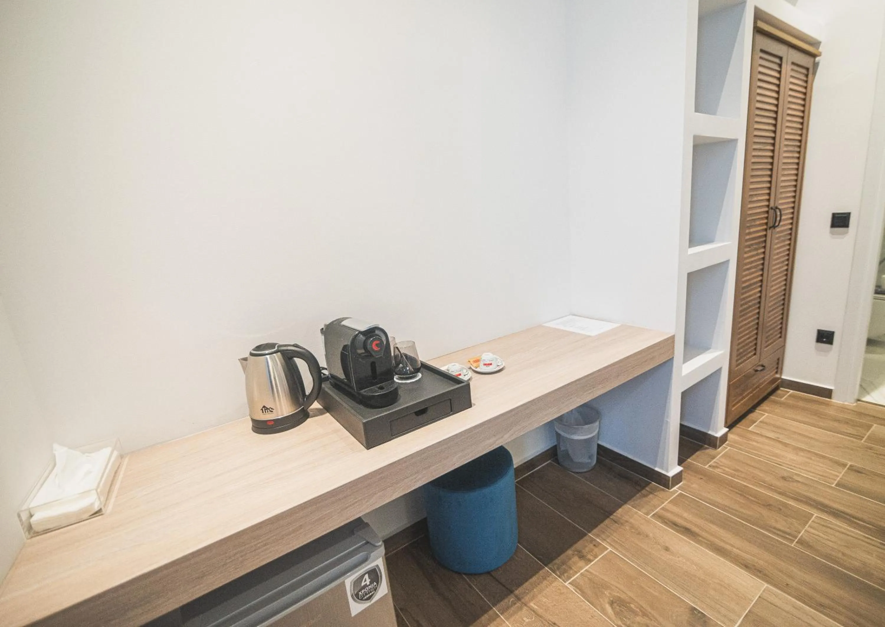 Coffee/tea facilities in Downtown Suites by Athens Tower