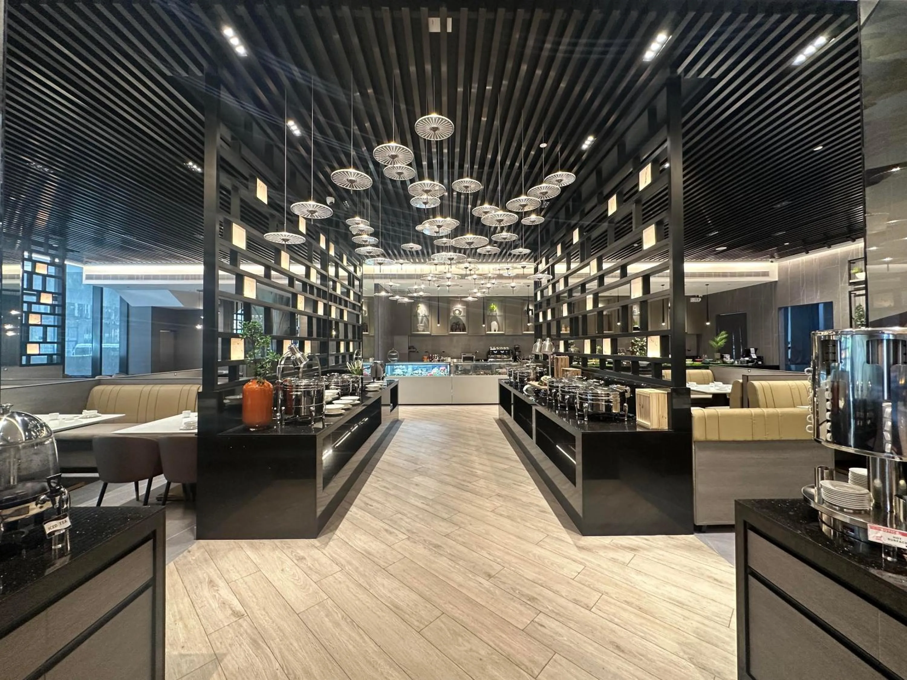 Restaurant/places to eat in Bayprime Hotel