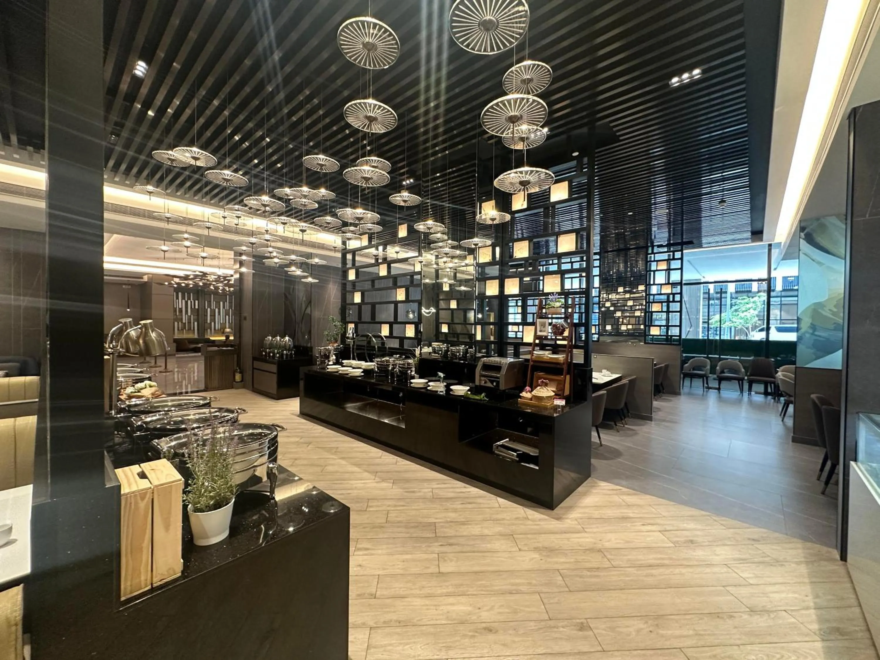 Restaurant/places to eat in Bayprime Hotel