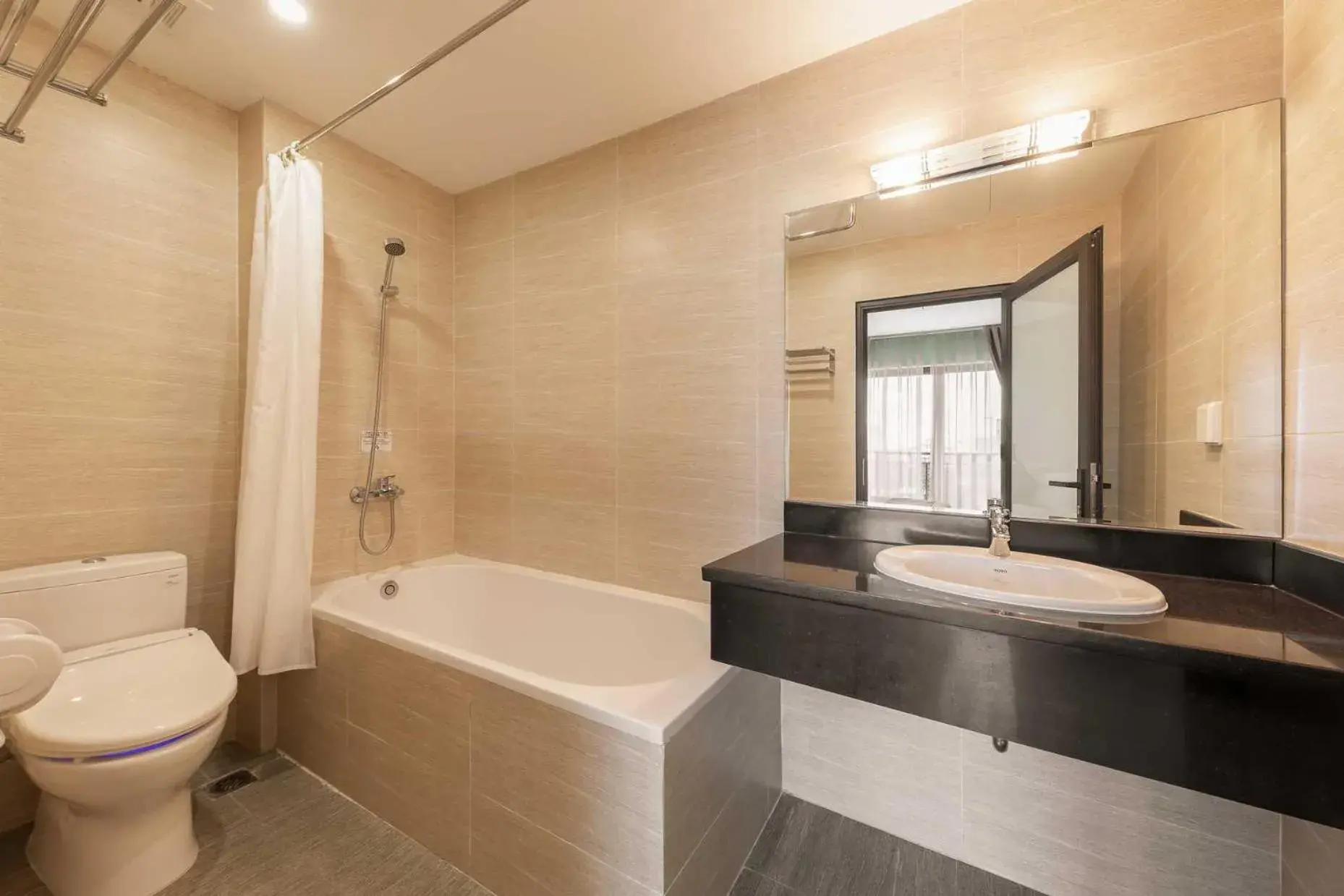 Double Room with Lake View in Azumaya Kim Mã 3 Double Room with Lake View in Azumaya Kim Mã 3