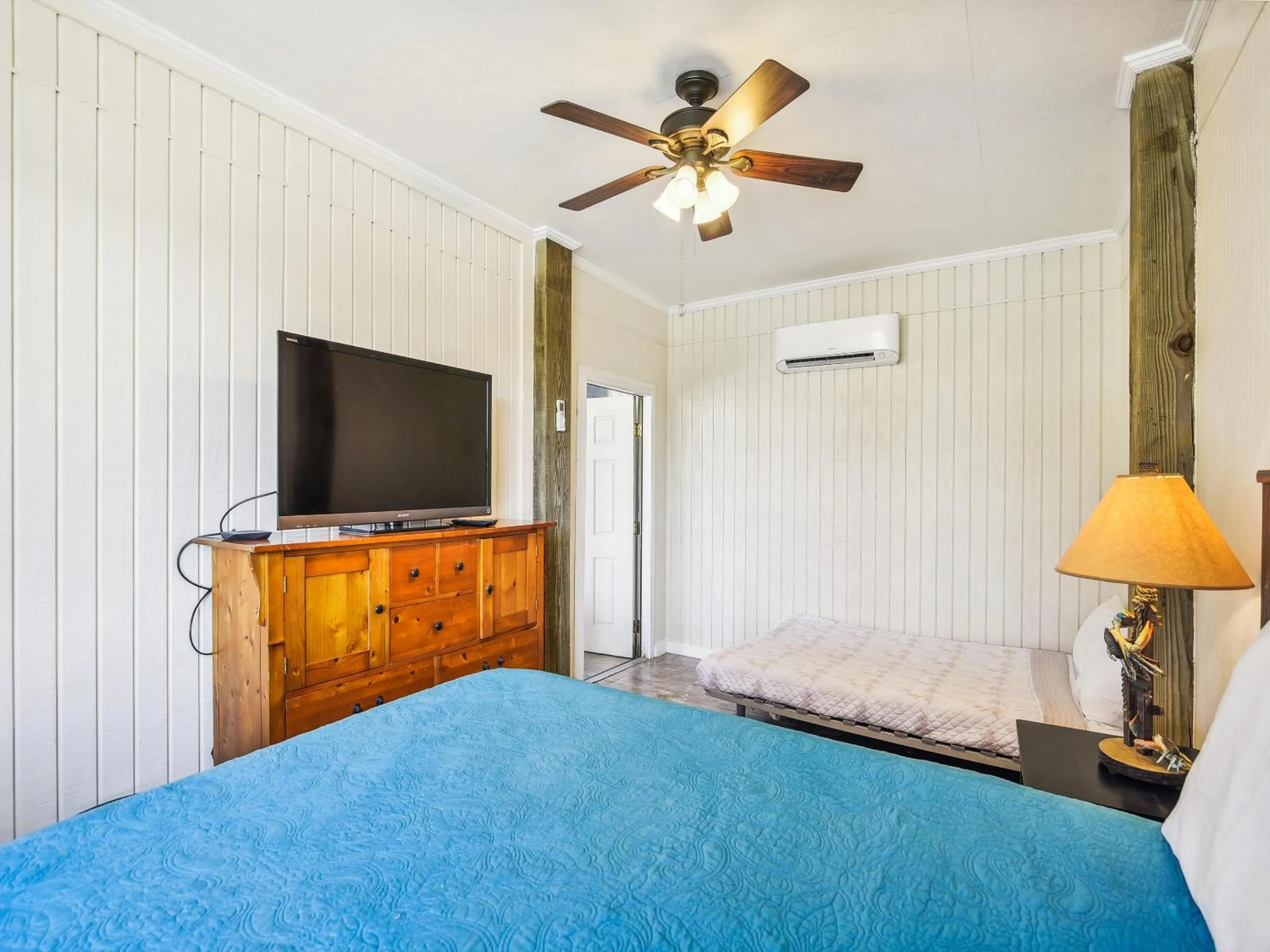 Property building, Bed in Tiki Lagoon