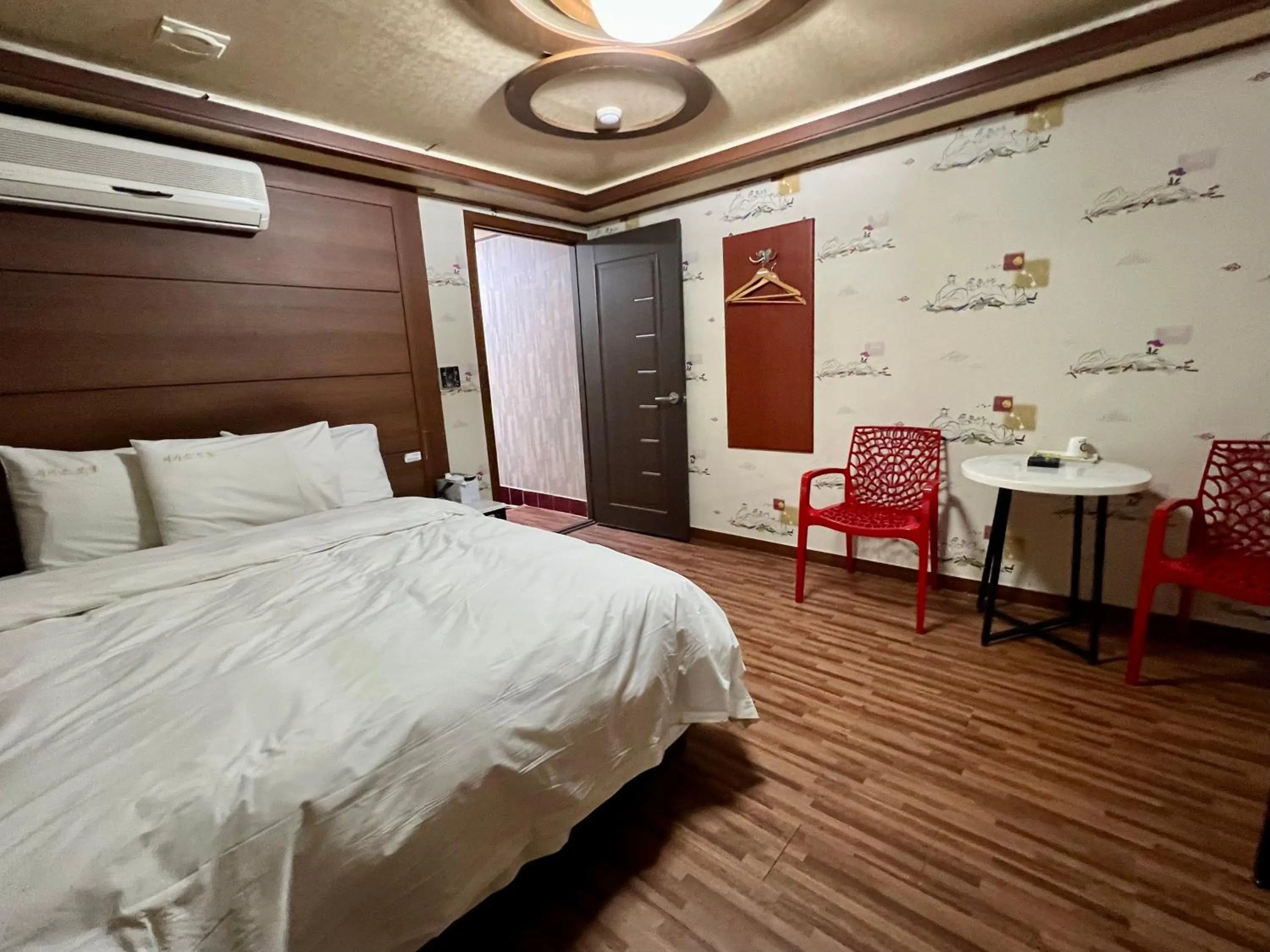 Bed in Picasso Motel