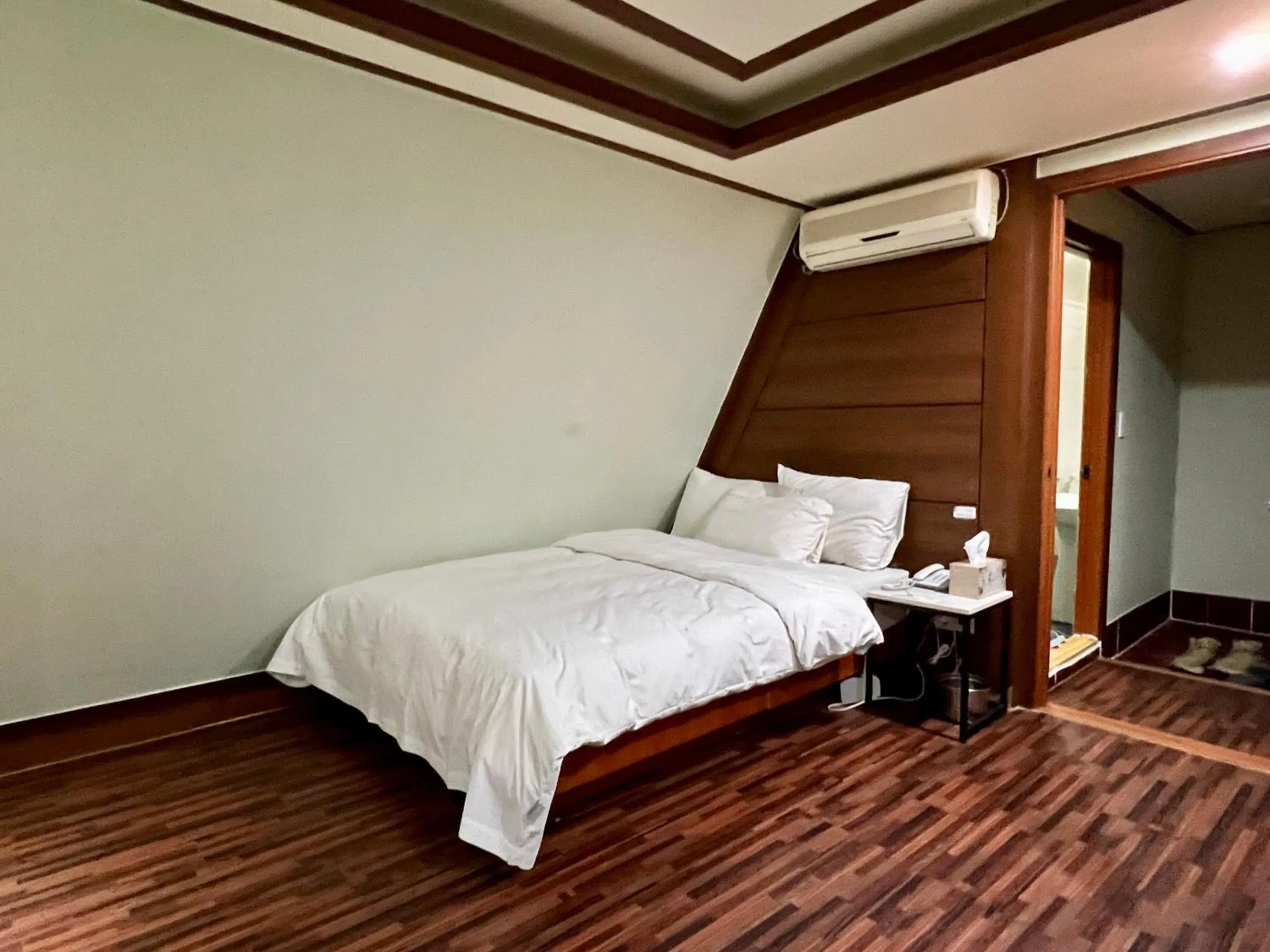 Bed in Picasso Motel