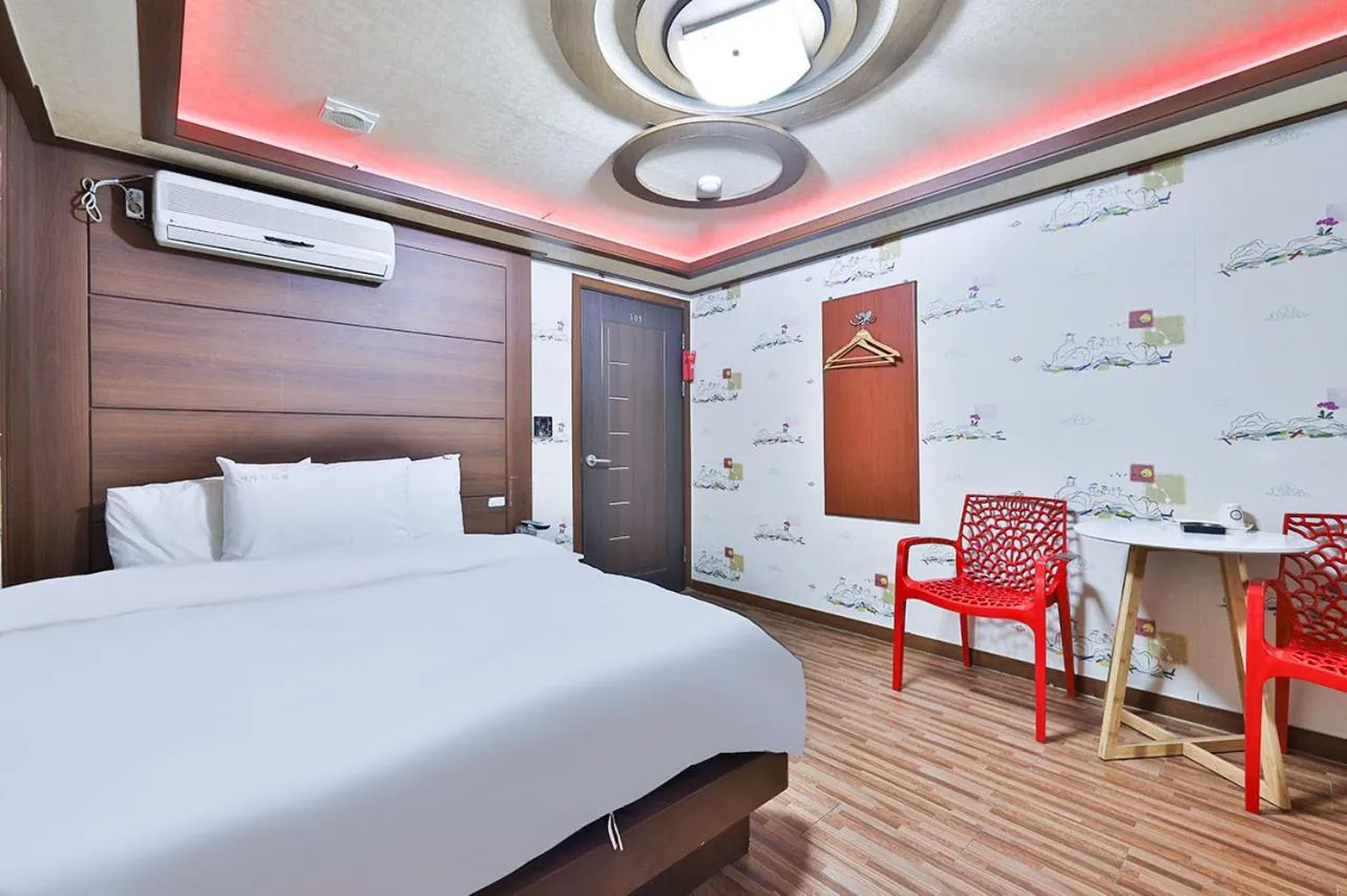 Bed in Picasso Motel