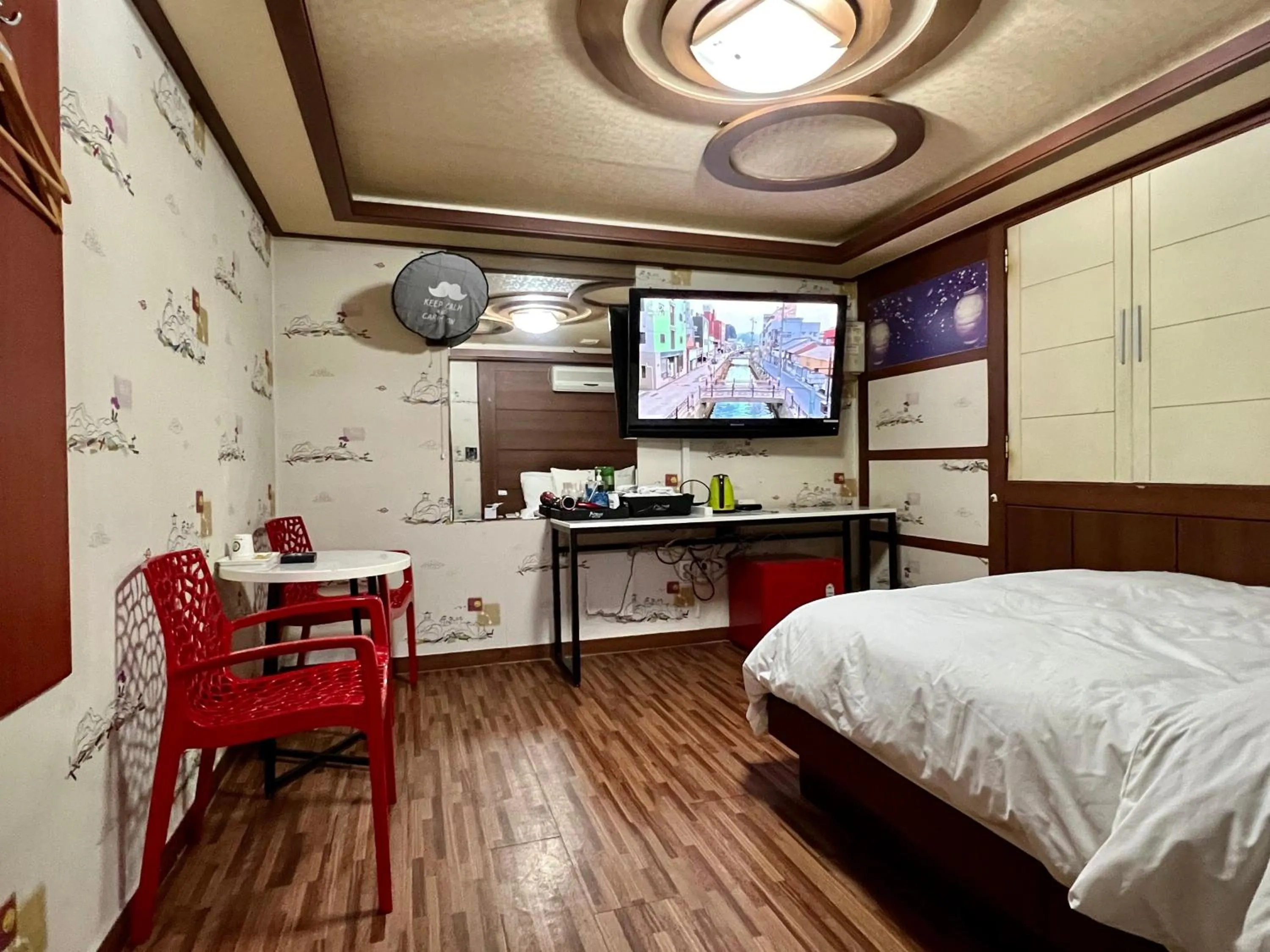 Bed in Picasso Motel