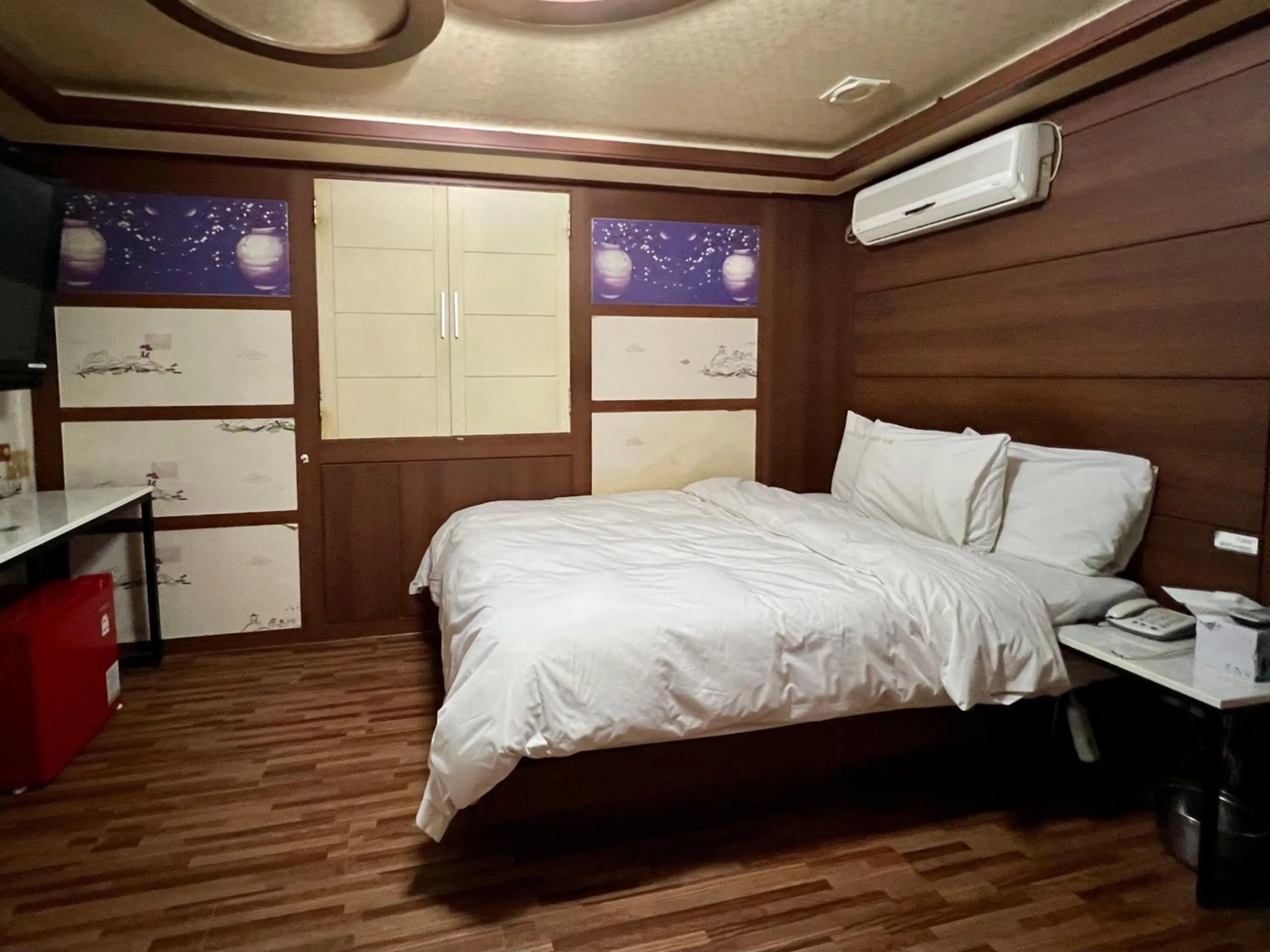 Bed in Picasso Motel