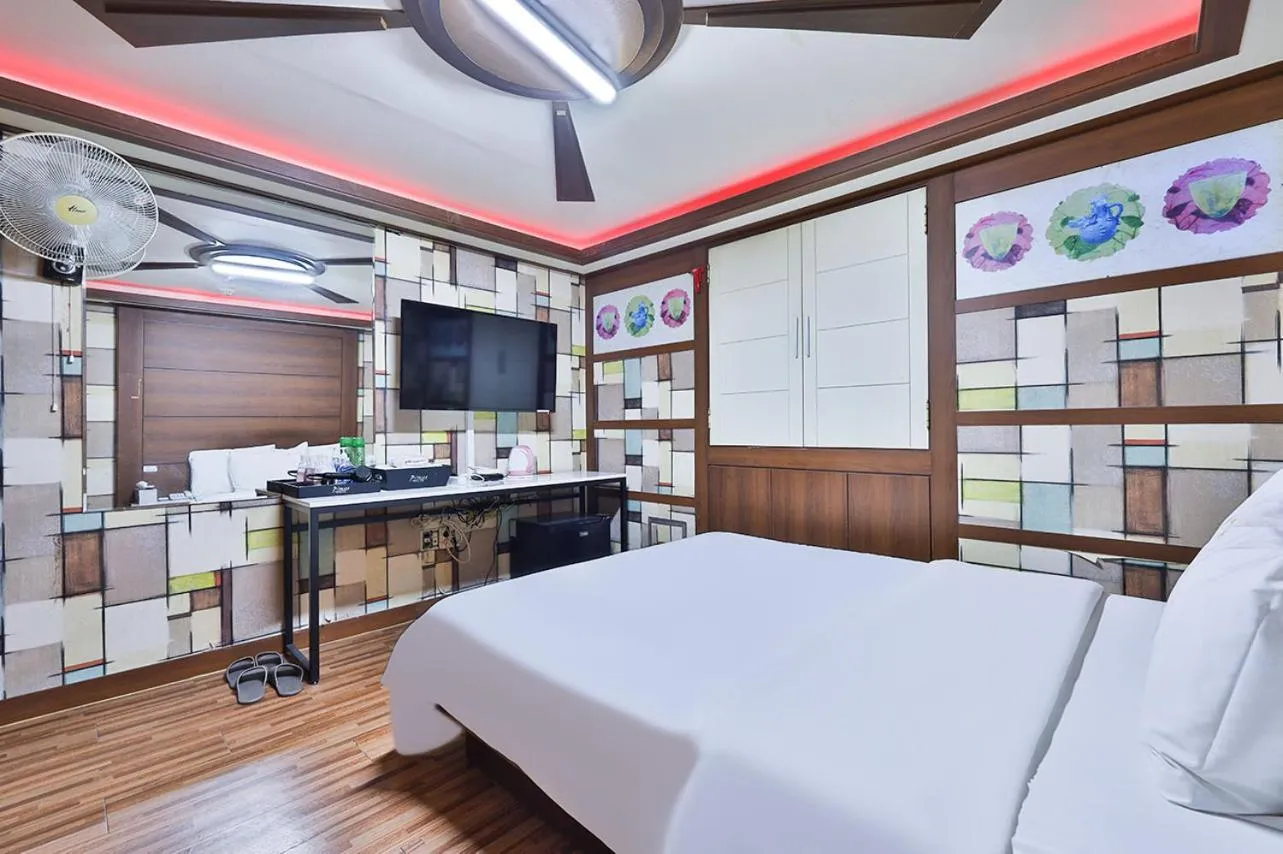 Bed in Picasso Motel