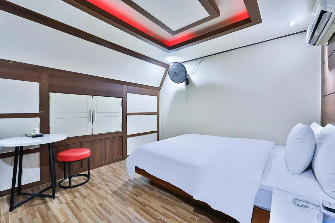 Bed in Picasso Motel