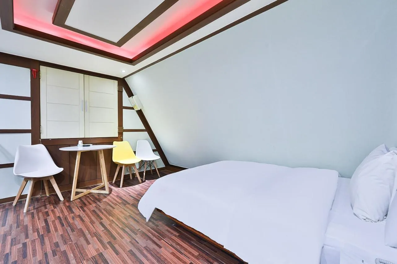 Bed in Picasso Motel