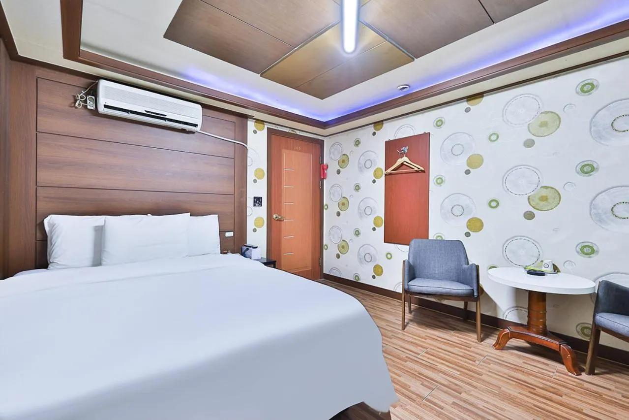 Bed in Picasso Motel