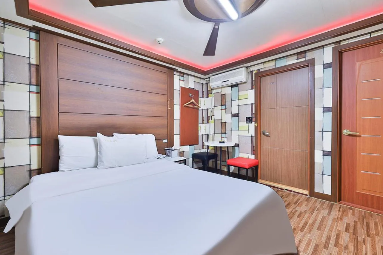 Bed in Picasso Motel