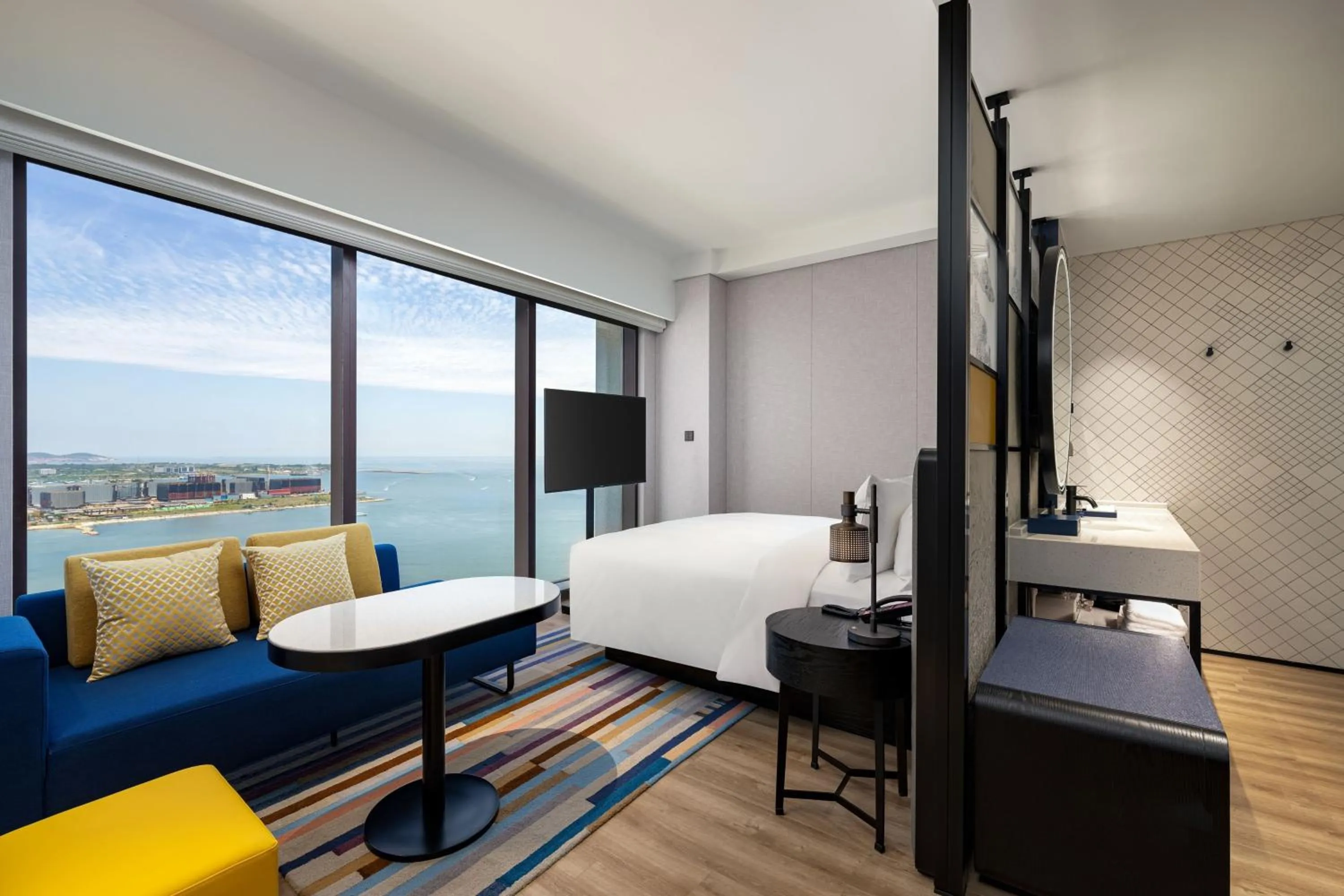 Photo of the whole room, Bed in Aloft Yantai