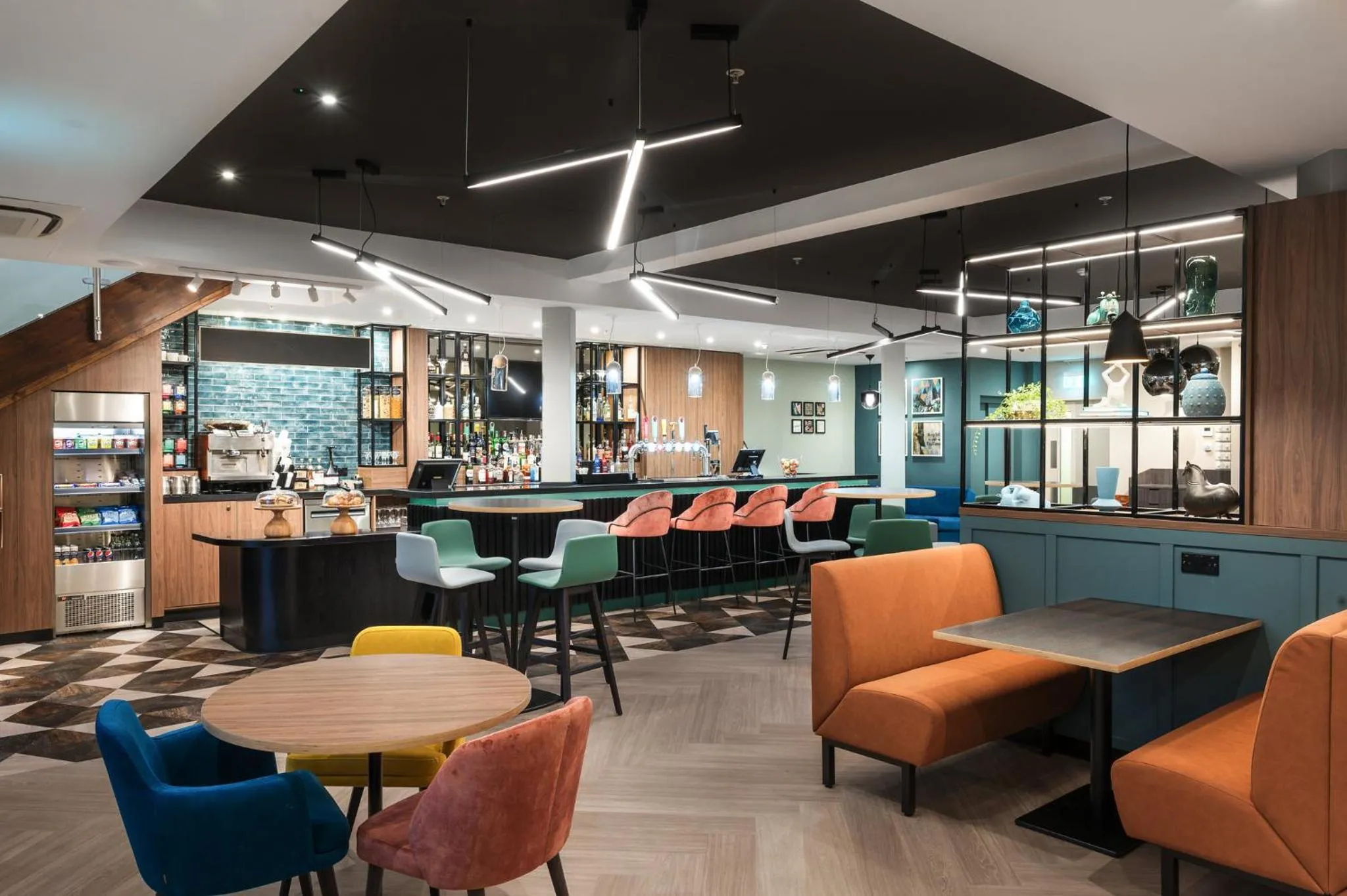 Lounge or bar in Holiday Inn Lincoln by IHG
