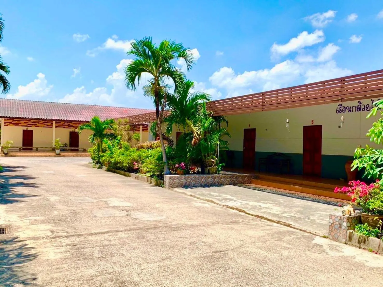 Facade/entrance in Baan Kenpoo Resort