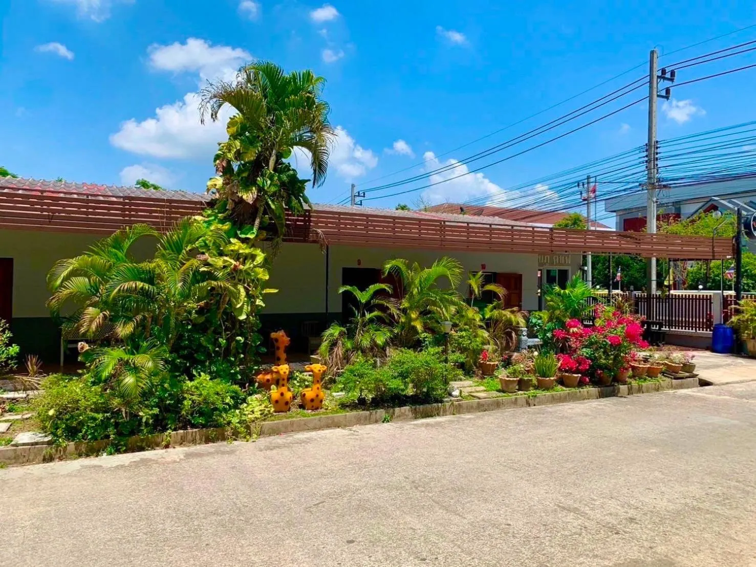 Facade/entrance in Baan Kenpoo Resort