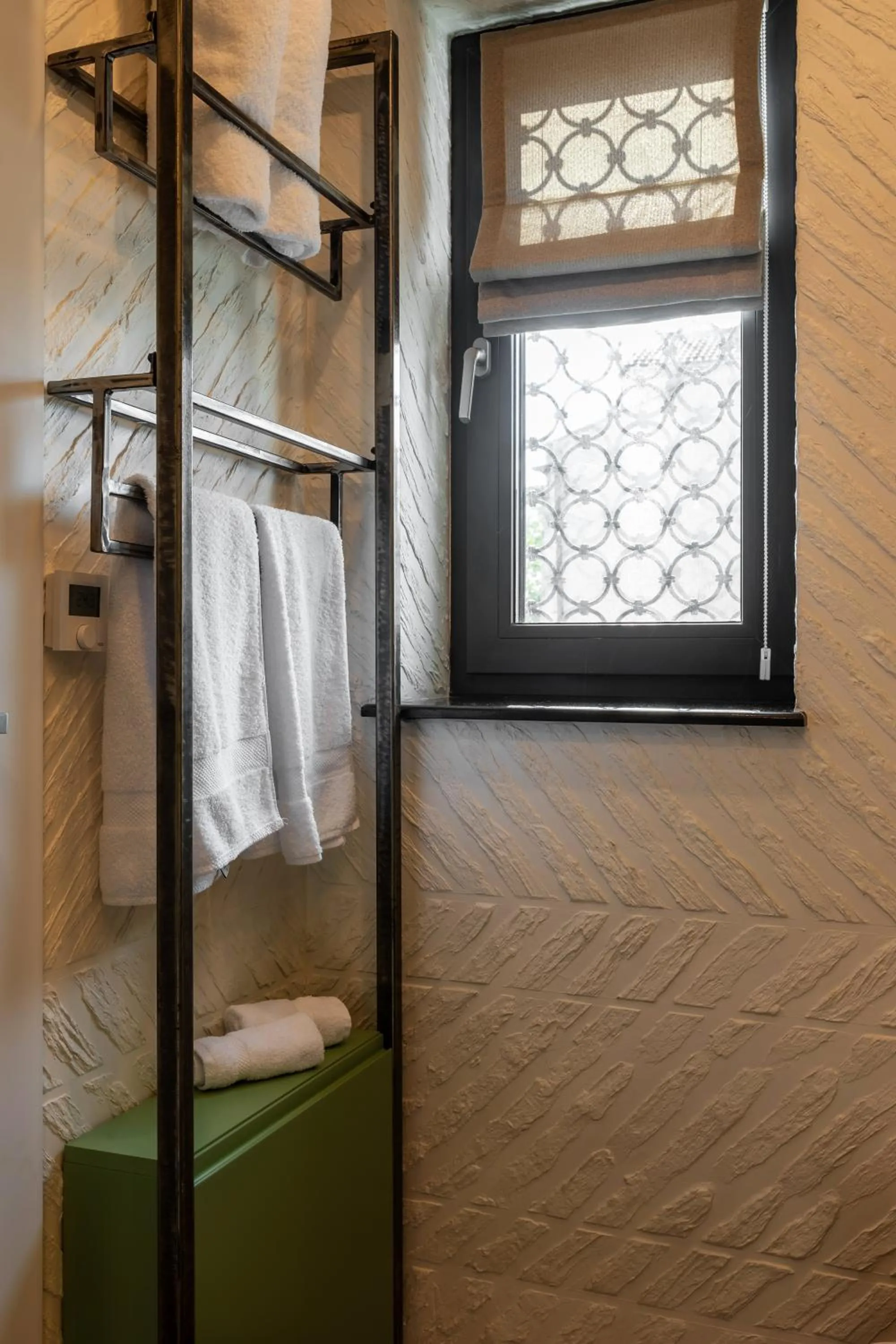 Shower, Bed in Rosetti One