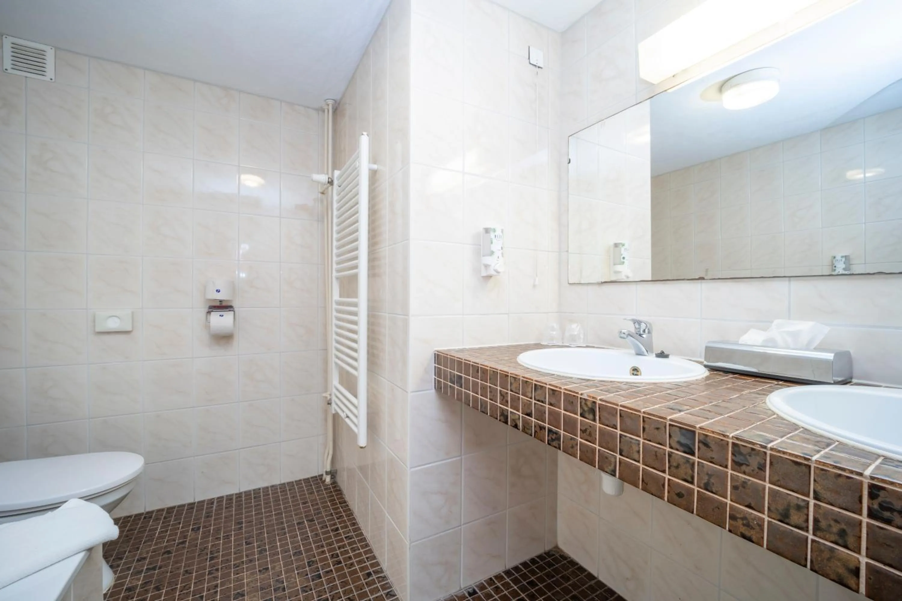 Bathroom in Fletcher Hotel - Restaurant Heiloo