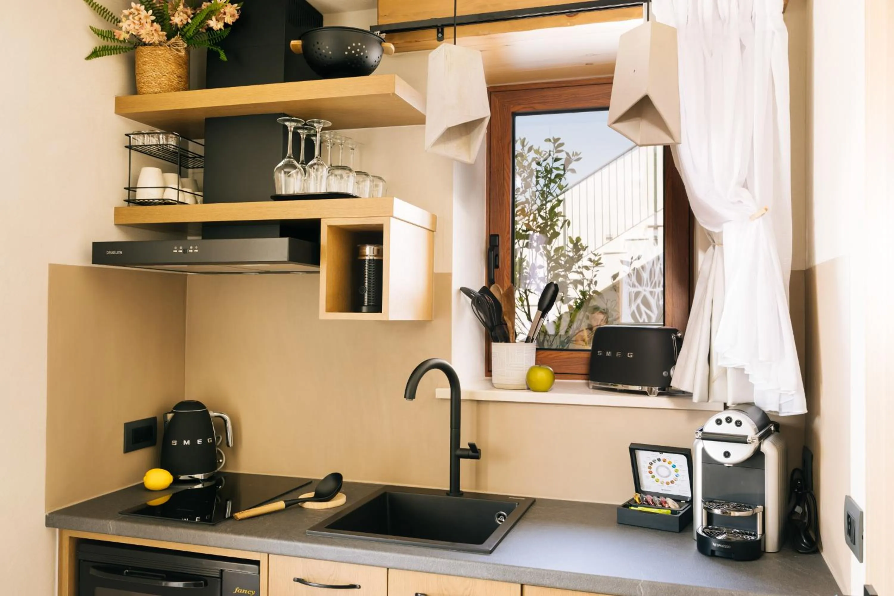 Coffee/tea facilities in Mirthea Suites