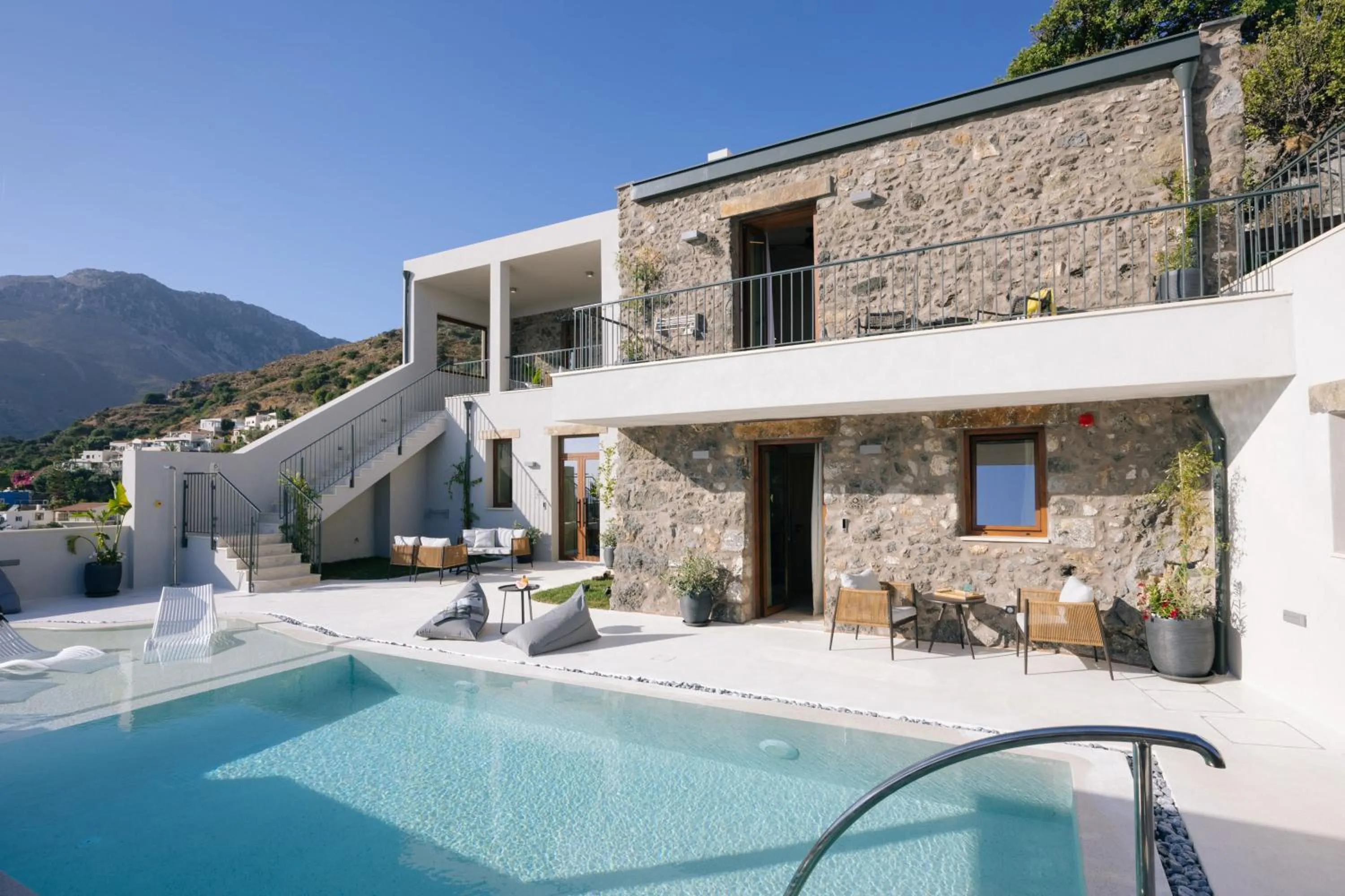 Property building in Mirthea Suites