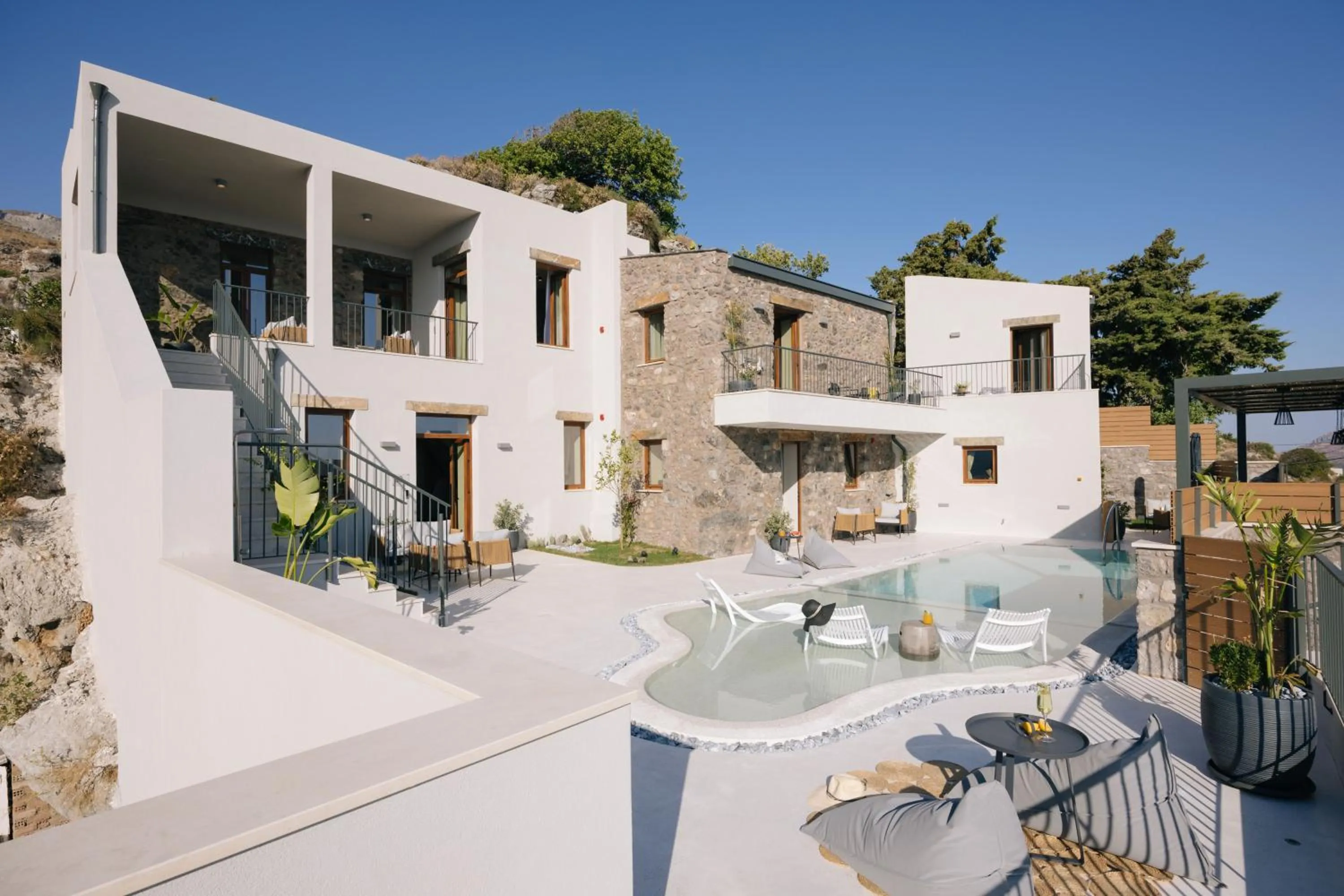 Property building in Mirthea Suites