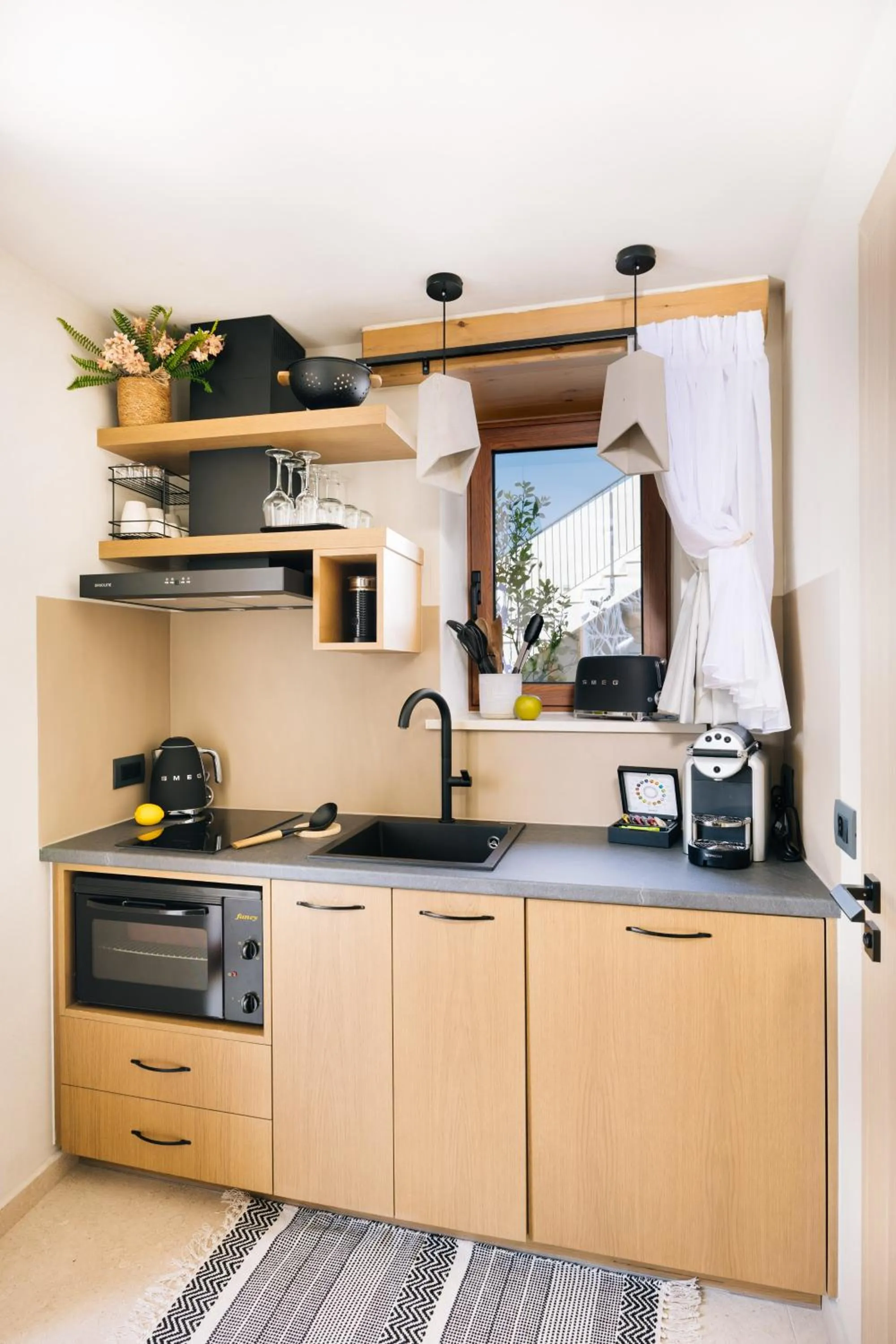 Coffee/tea facilities in Mirthea Suites