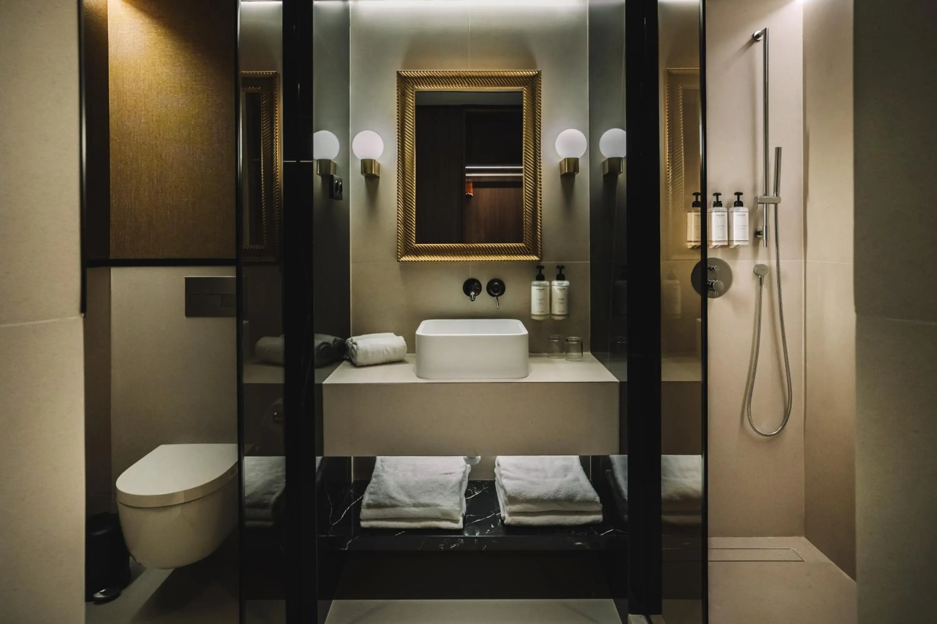 Shower in Hotel Pinar Plaza