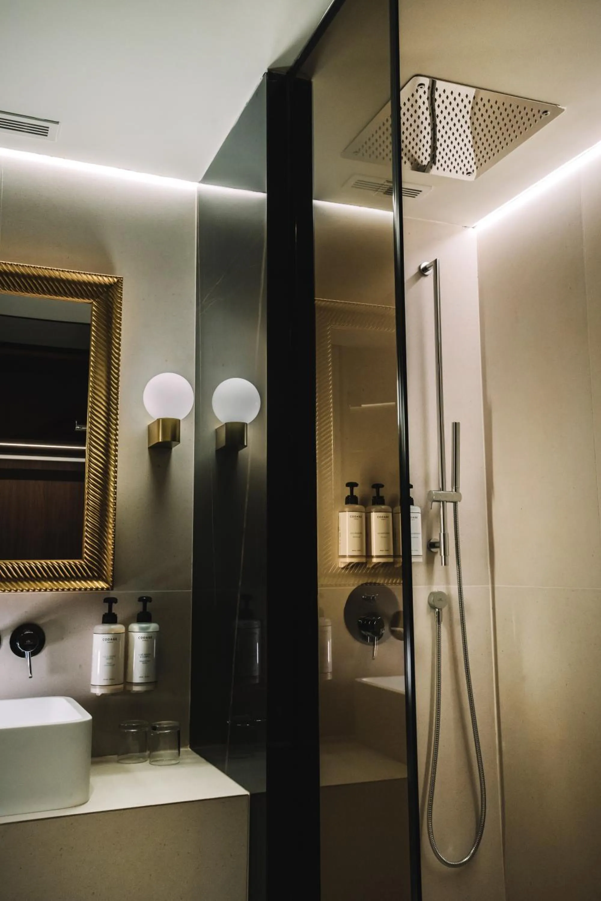 Shower in Hotel Pinar Plaza