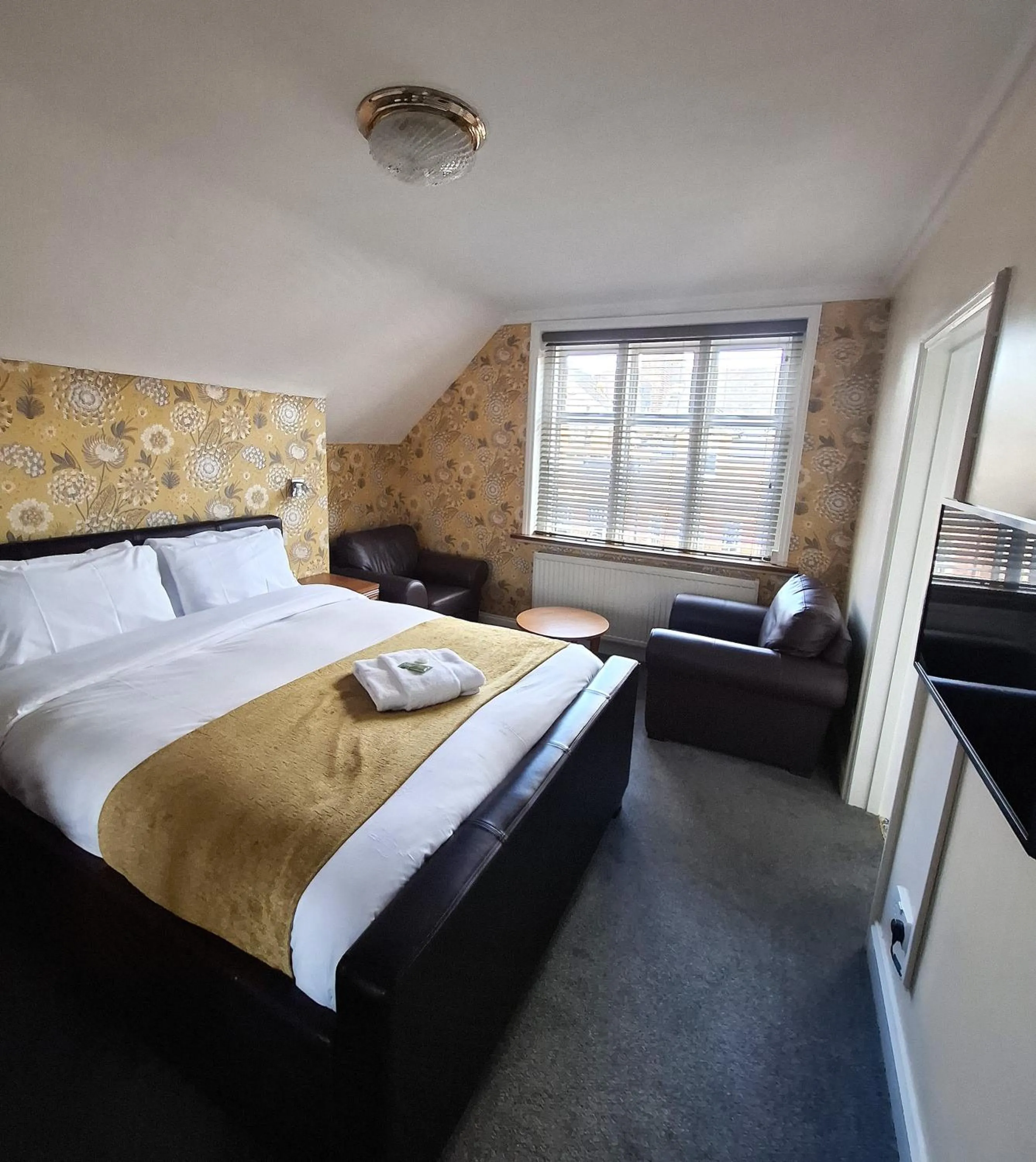 Property building, Bed in Russell Hotel