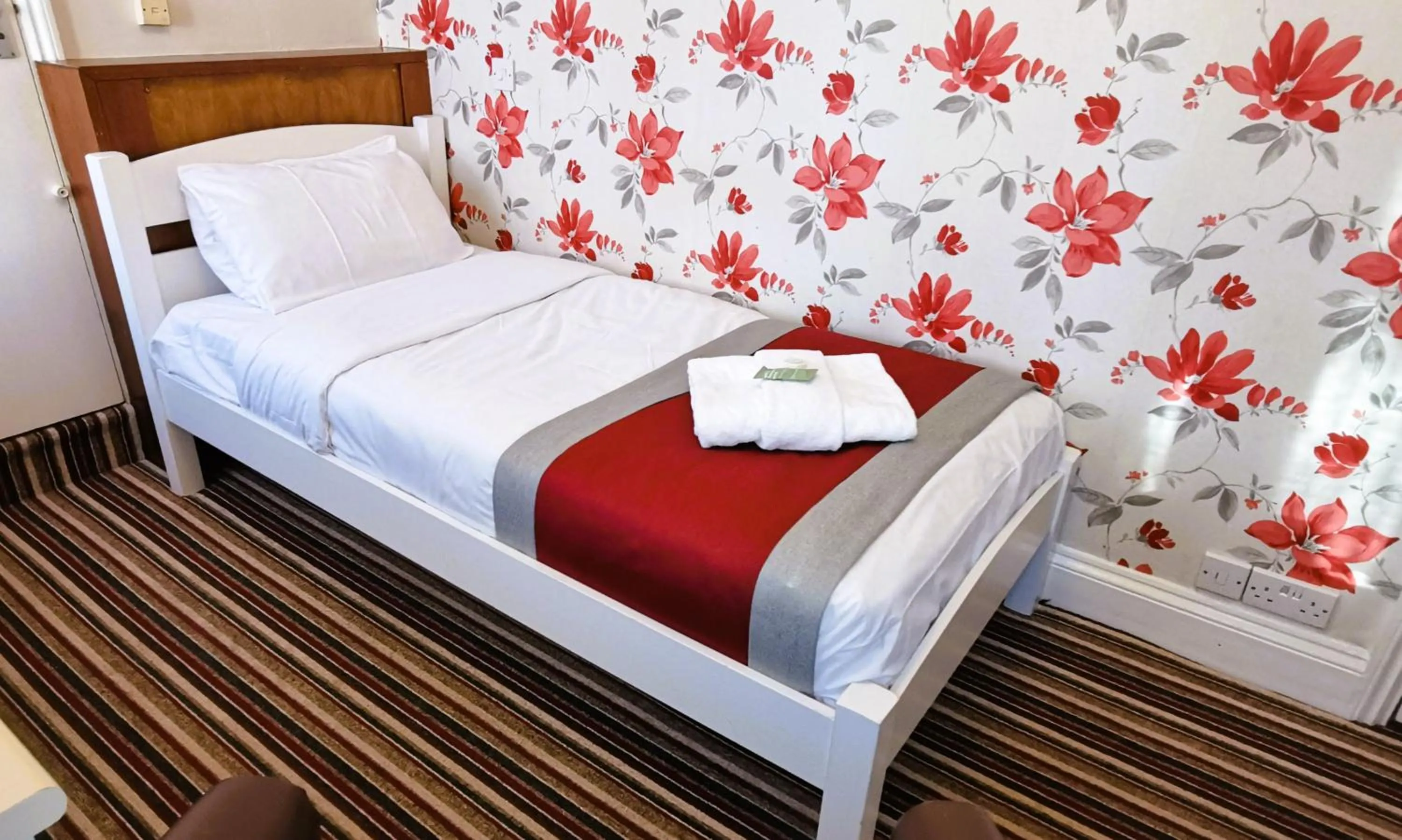 Bedroom, Bed in Russell Hotel